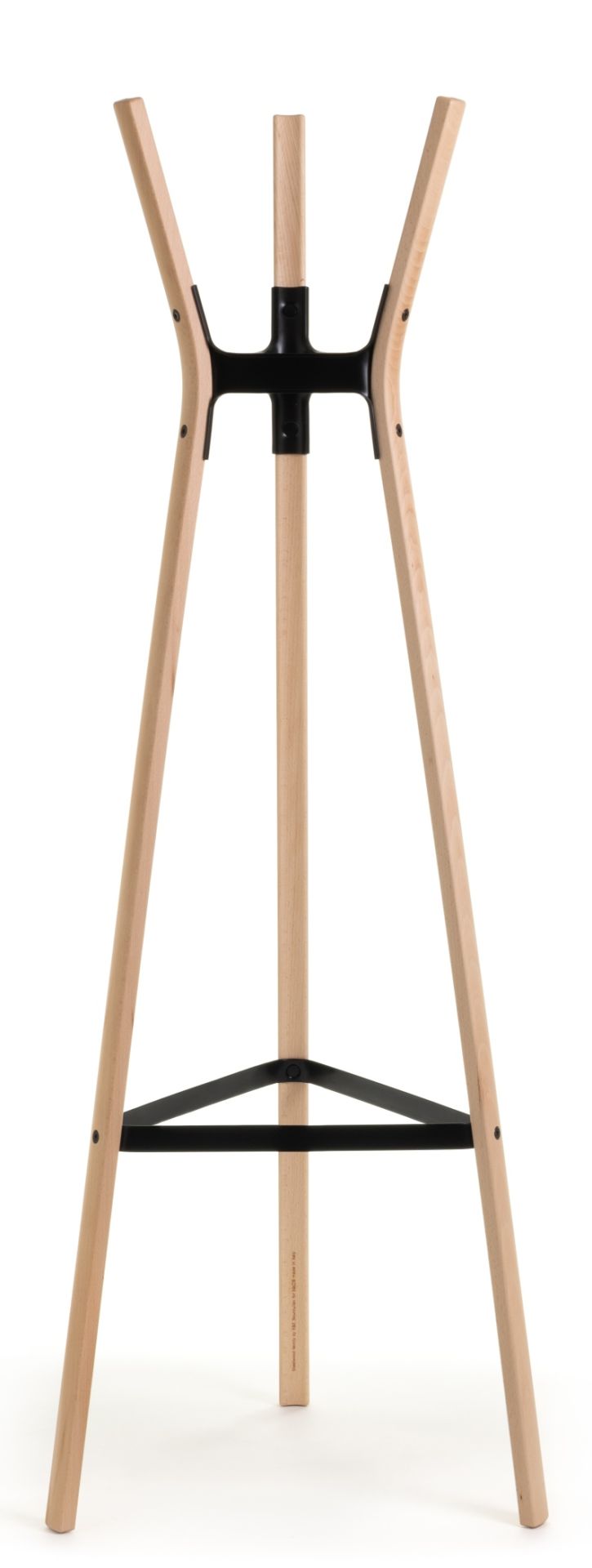 Steelwood Coat Stand Garderobenständer von Magis aus hellem Holz und schwarzen Metallelementen.
