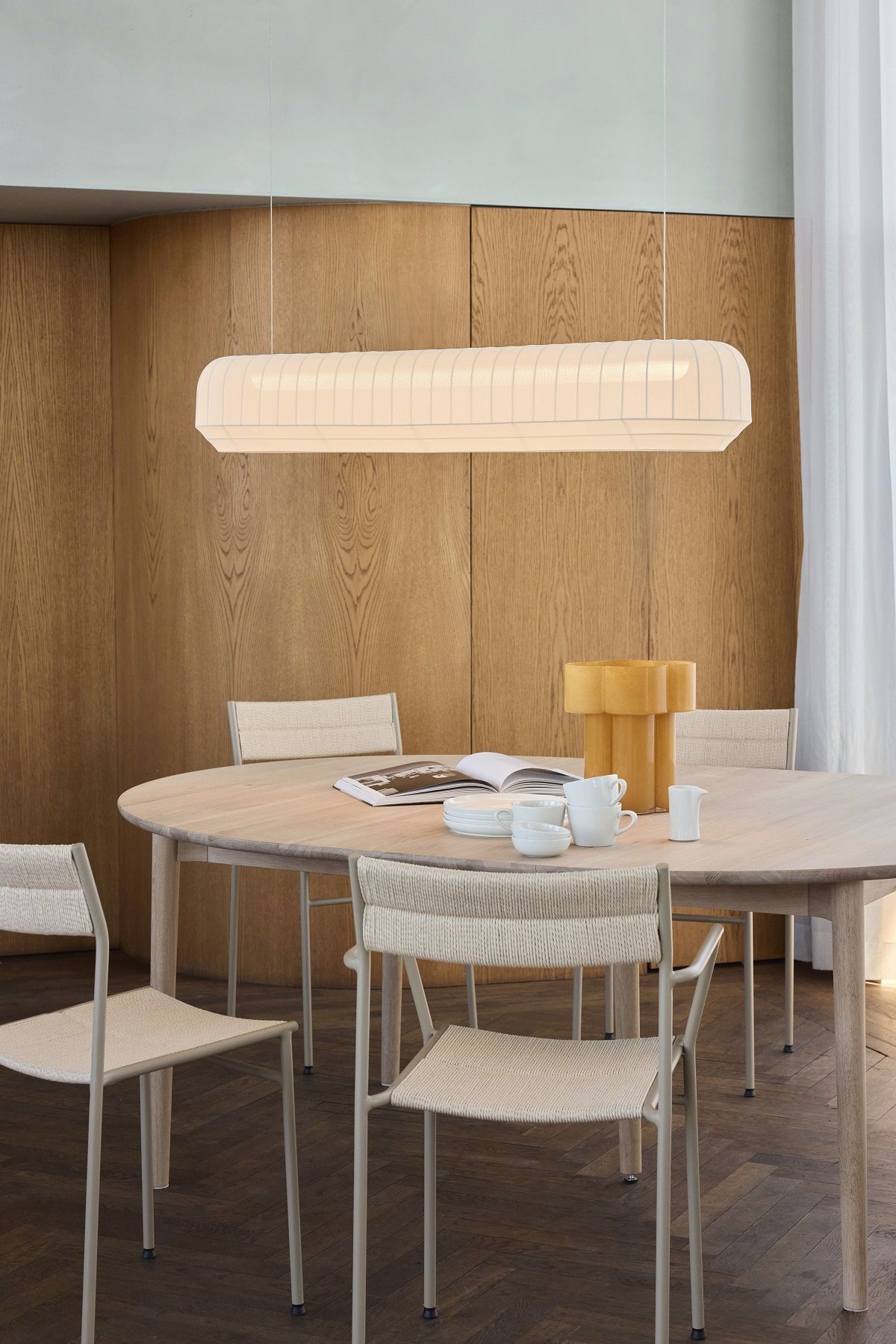 Heller, runder Expand Esstisch von Northern mit Stühlen, Geschirr und Lampe in einem Esszimmer.