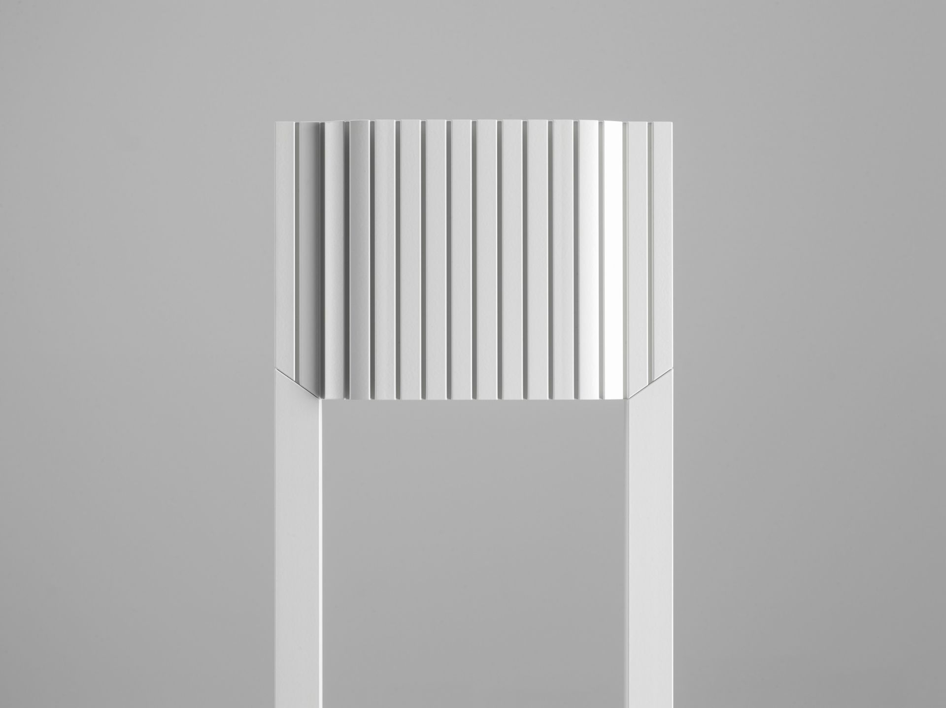 Detailaufnahme der Unic LED Stehleuchte in Weiß mit geriffeltem Lampenschirm.