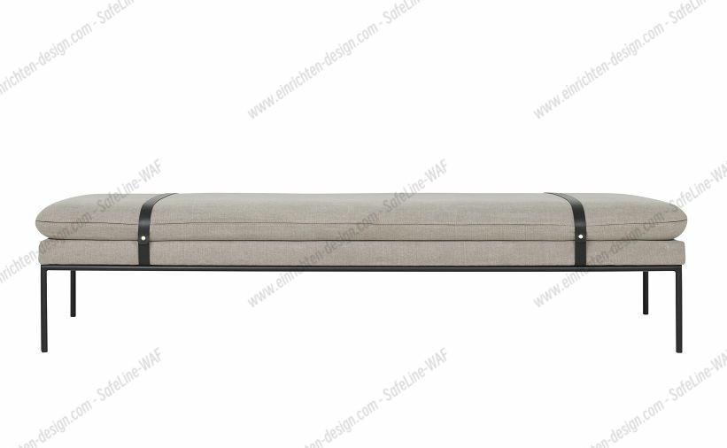 Ferm Living Turn Daybed Liege in Beige mit schwarzem Metallgestell und Lederriemen.