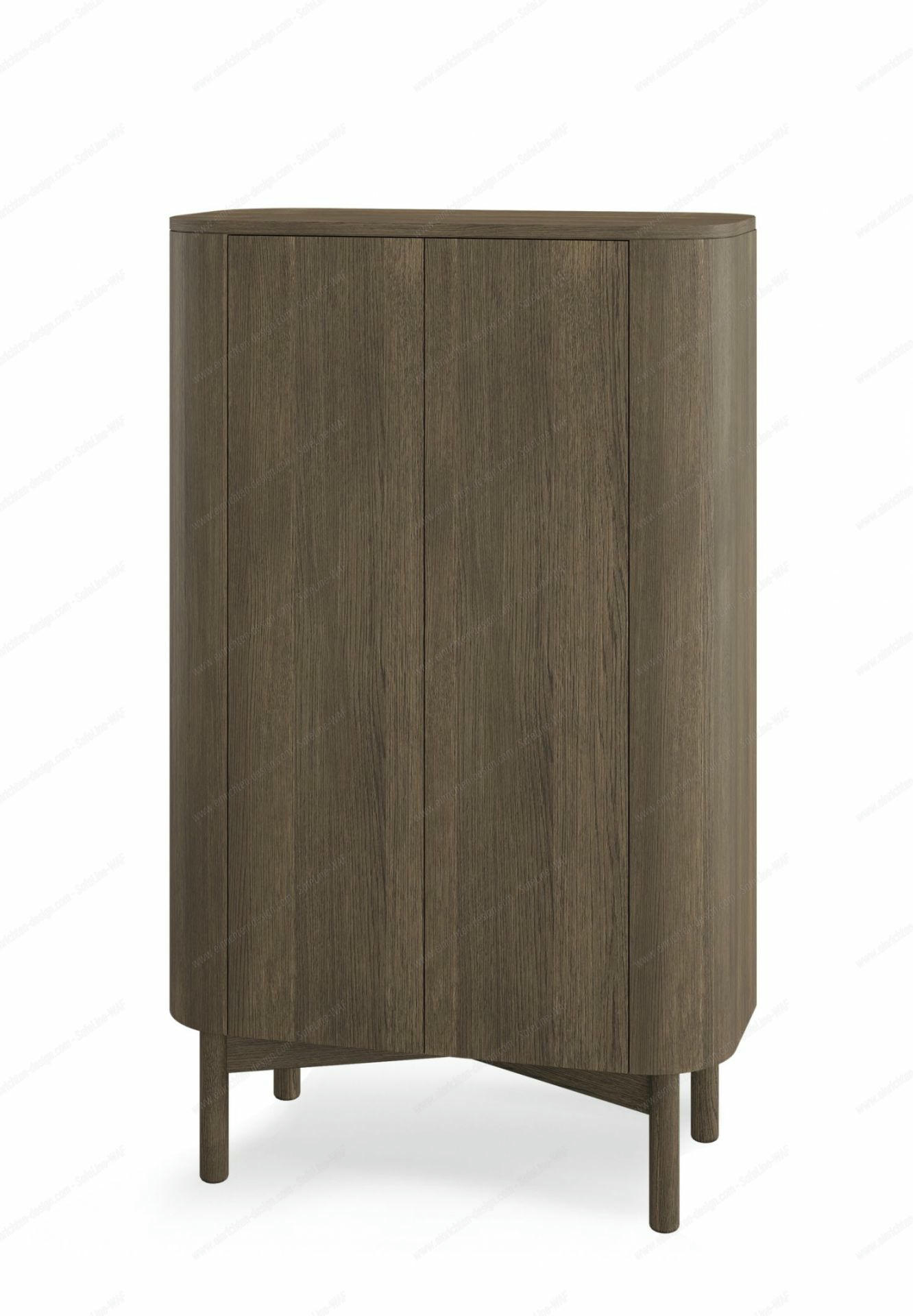 Loud Schrank aus geräucherter Eiche: Moderner Holzschrank mit abgerundeten Kanten und vier Türen.