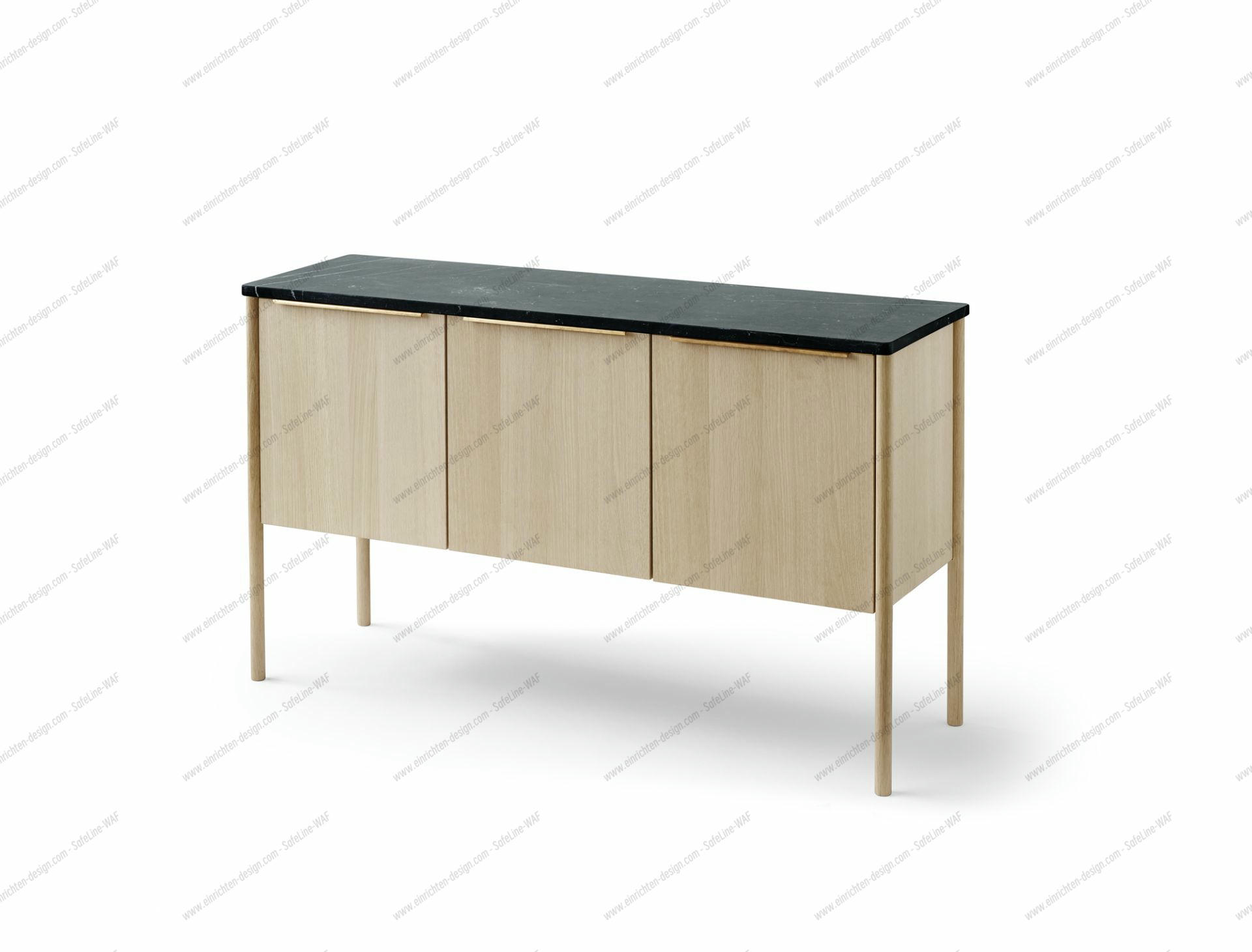 Skagerak Jut Sideboard: Eichenholz Korpus mit schwarzer Marmorplatte und drei Türen.