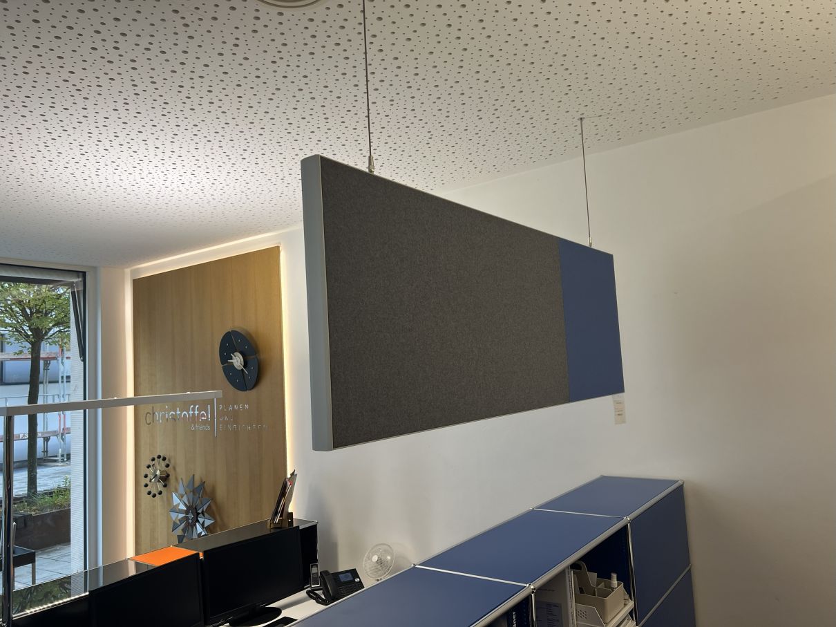 AOS Akustik Pendelwand, grau-blaue Schallabsorber hängend im Büro, zur Verbesserung der Raumakustik, Gebrauchtmöbel.