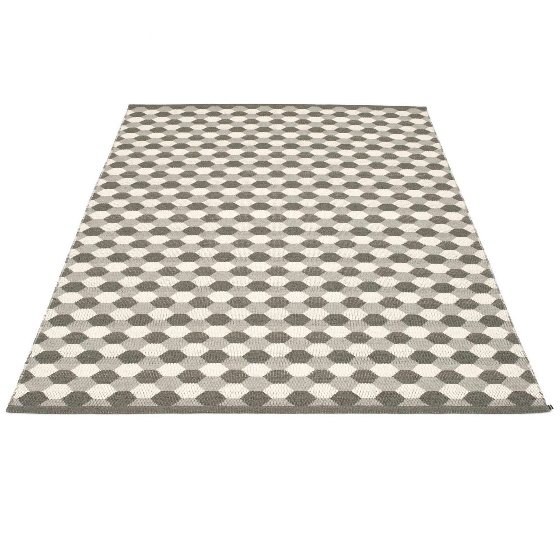 Dana plastic carpet 180x275 warm gray Pappelina