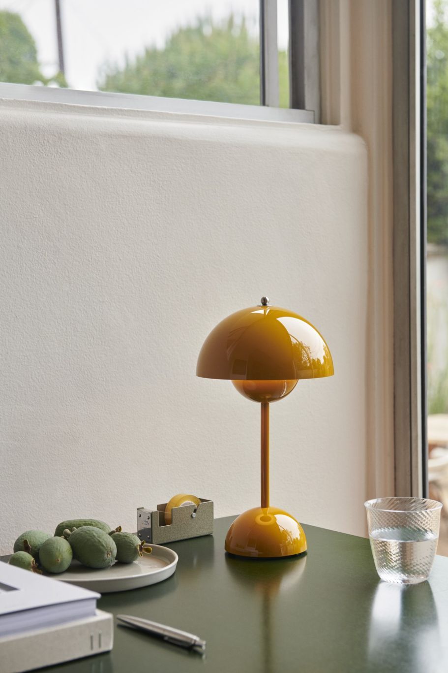 Flowerpot VP9 Portable Battery lamp / Table lamp with USB AndTradition Mustard