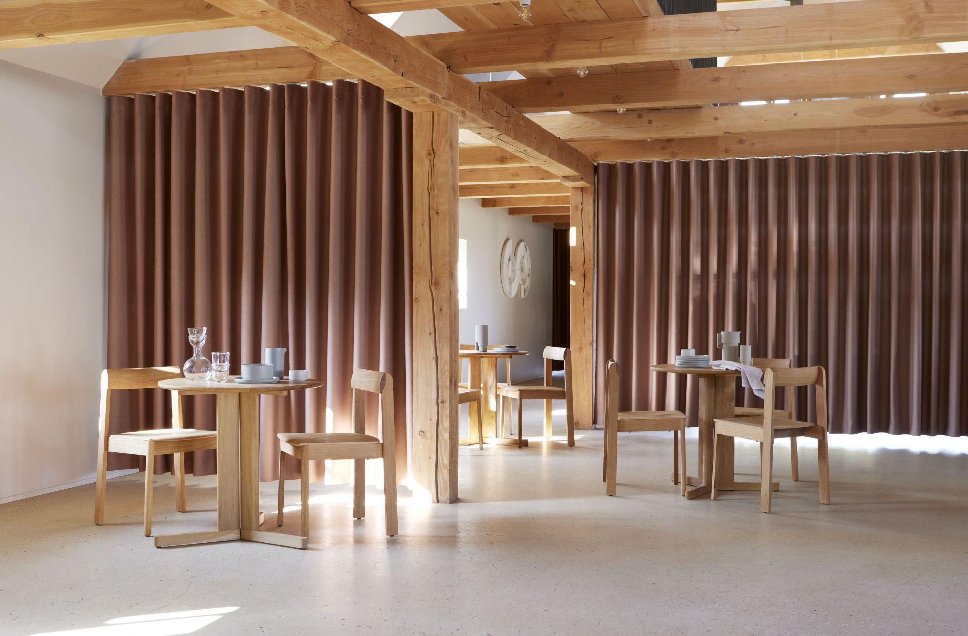 Trefoil Table Ø 75 Oak Form & Refine