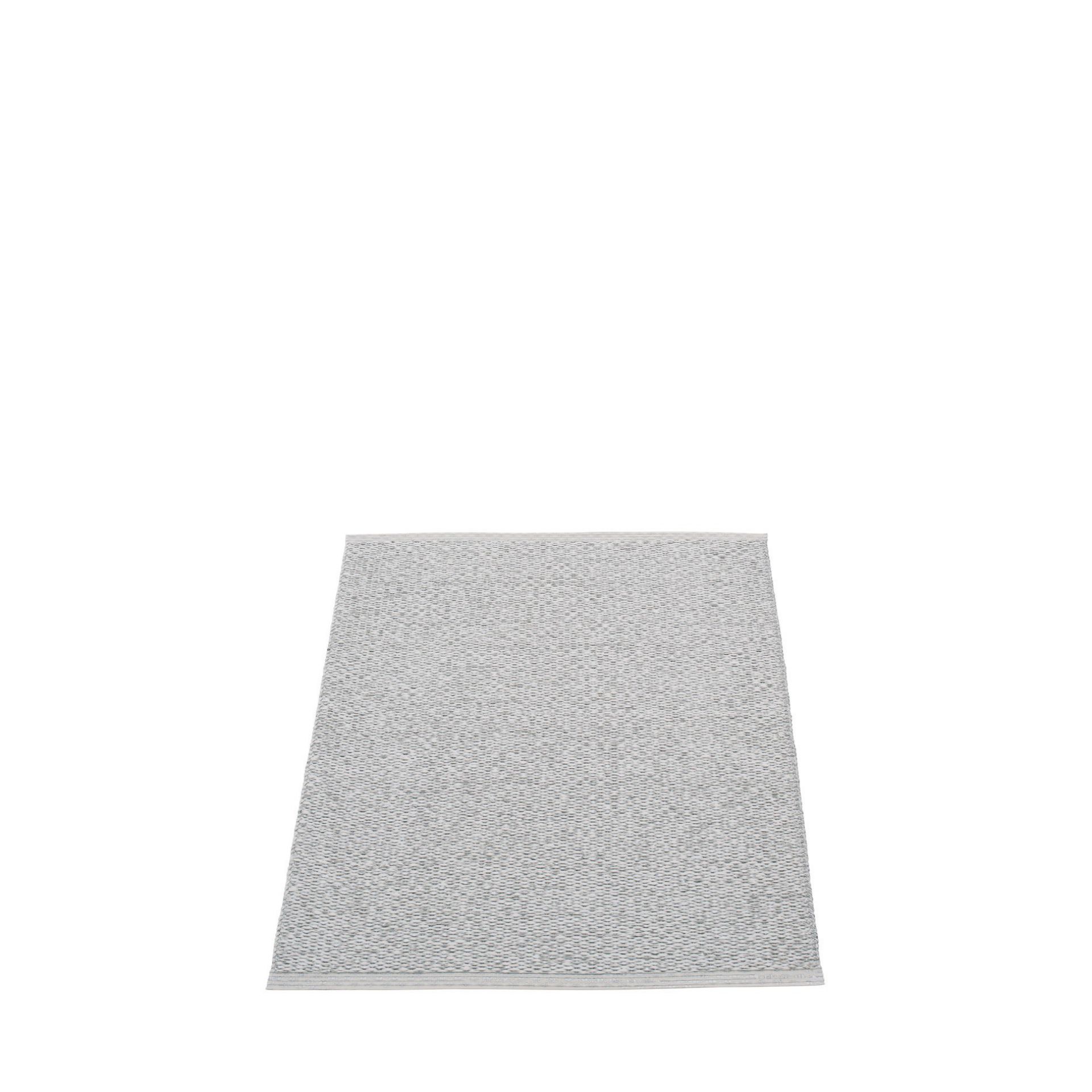 Svea Kunststoffteppich von Pappelina, 70x90 cm, in Grau. Moderner, robuster Teppich für Innen und Außen.