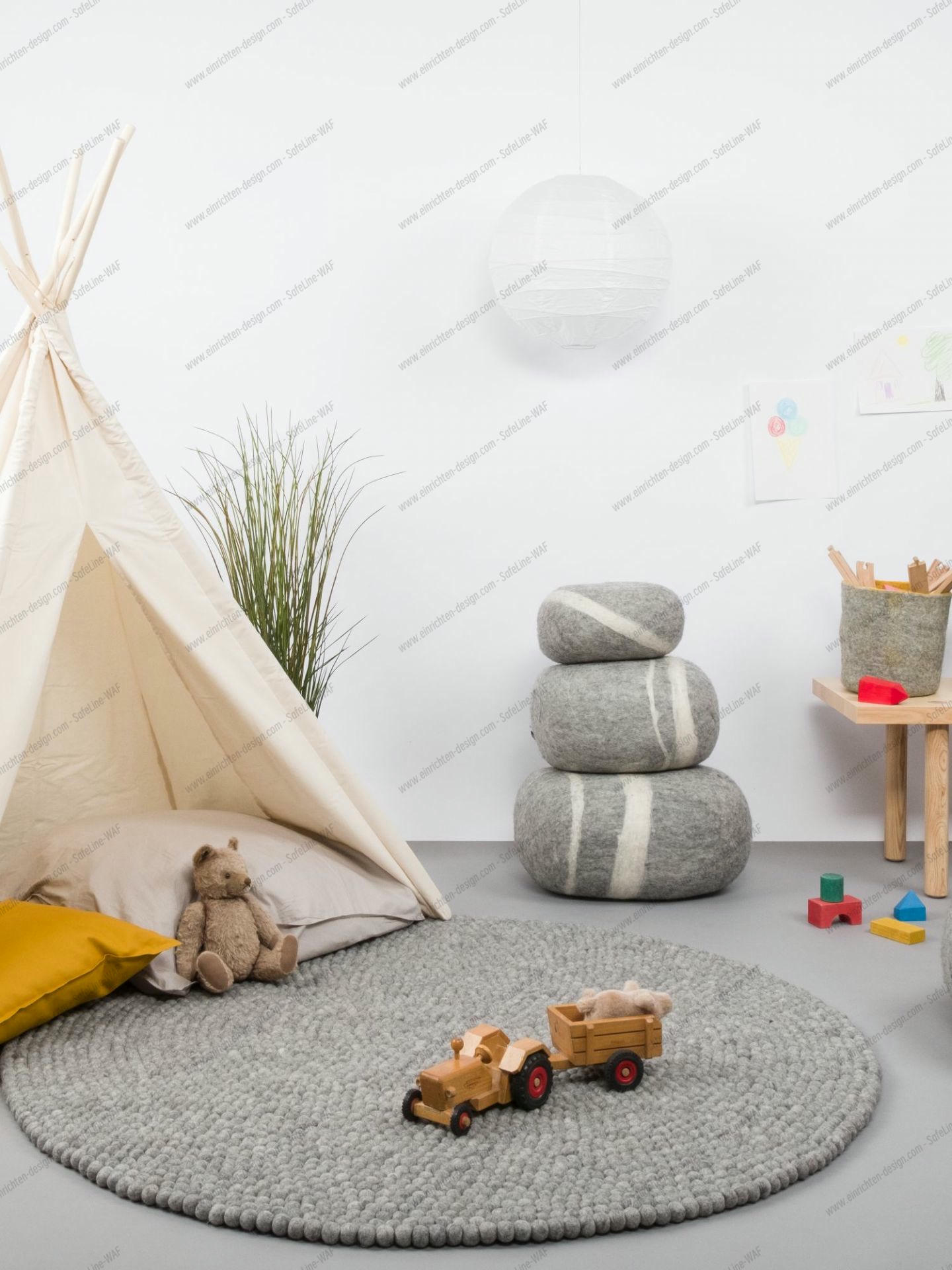 Kinderzimmer mit Filz Kieselstein Hocker von myfelt, Spielteppich und Spielzeug. Gemütliche Atmosphäre.