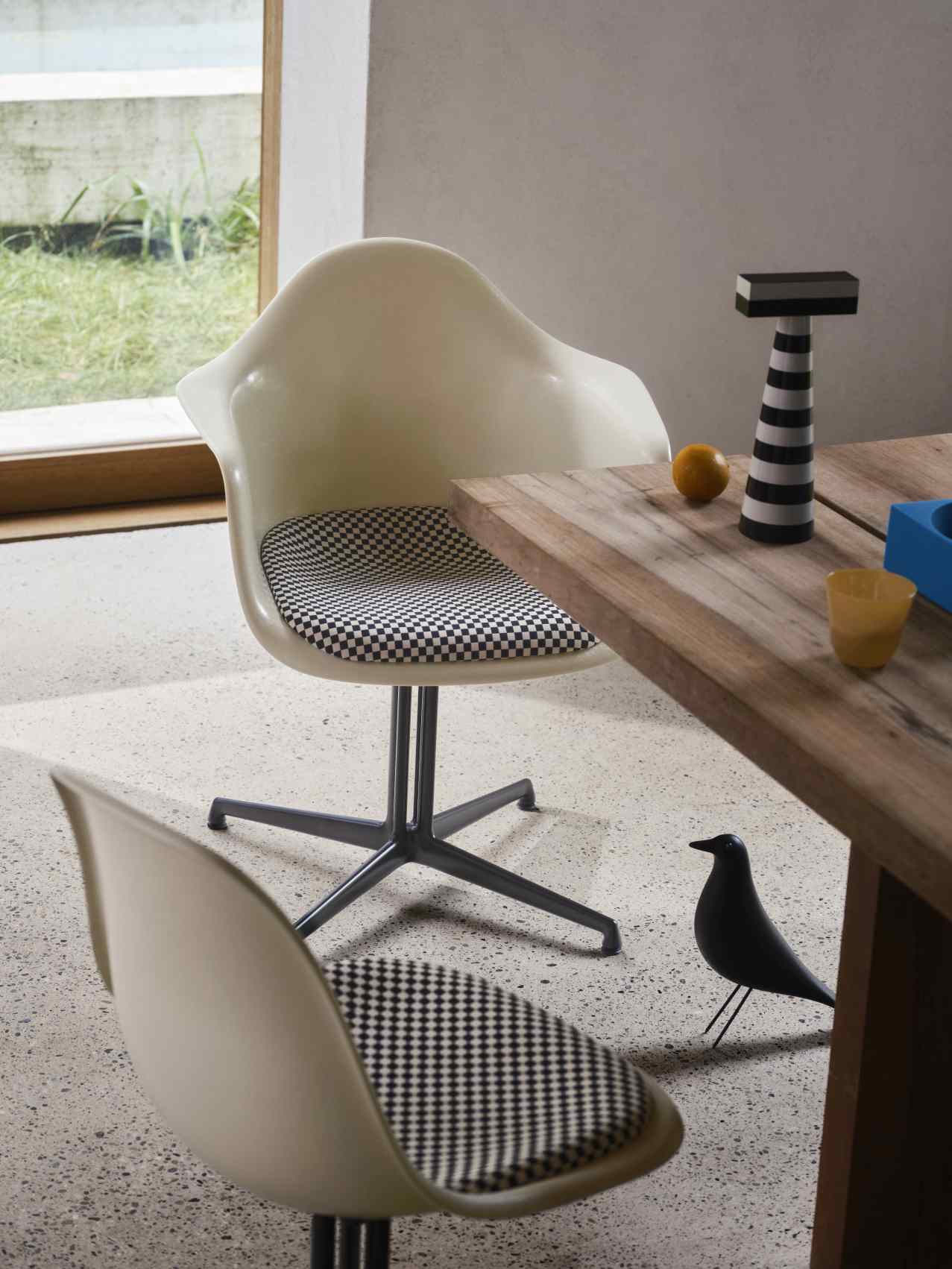 Eames House Bird Sculpture Ash black Vitra 