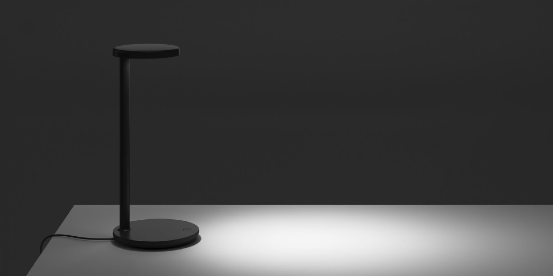 Oblique Qi Table lamp Flos