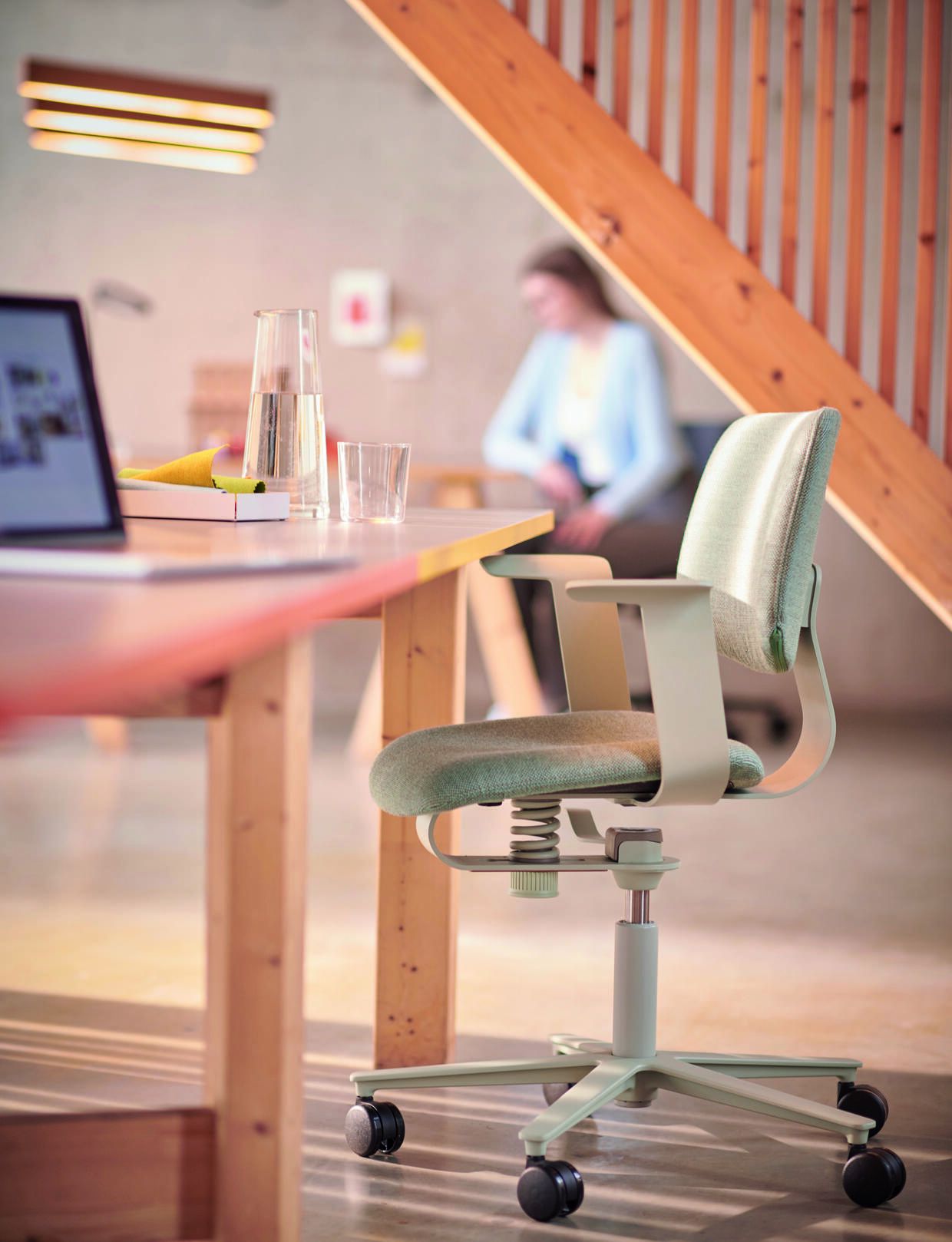 Wilkhahn 228 WiChair Bürostuhl in Grün, ergonomischer Drehstuhl mit Rollen und Armlehnen im modernen Büro.