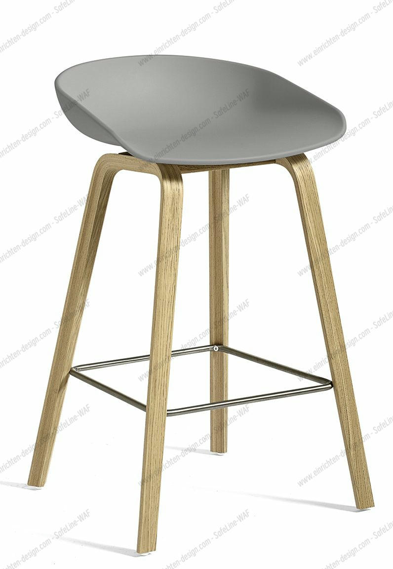 About a Stool AAS32 Barhocker in Betongrau mit Holzbeinen und Fußstütze aus Metall.