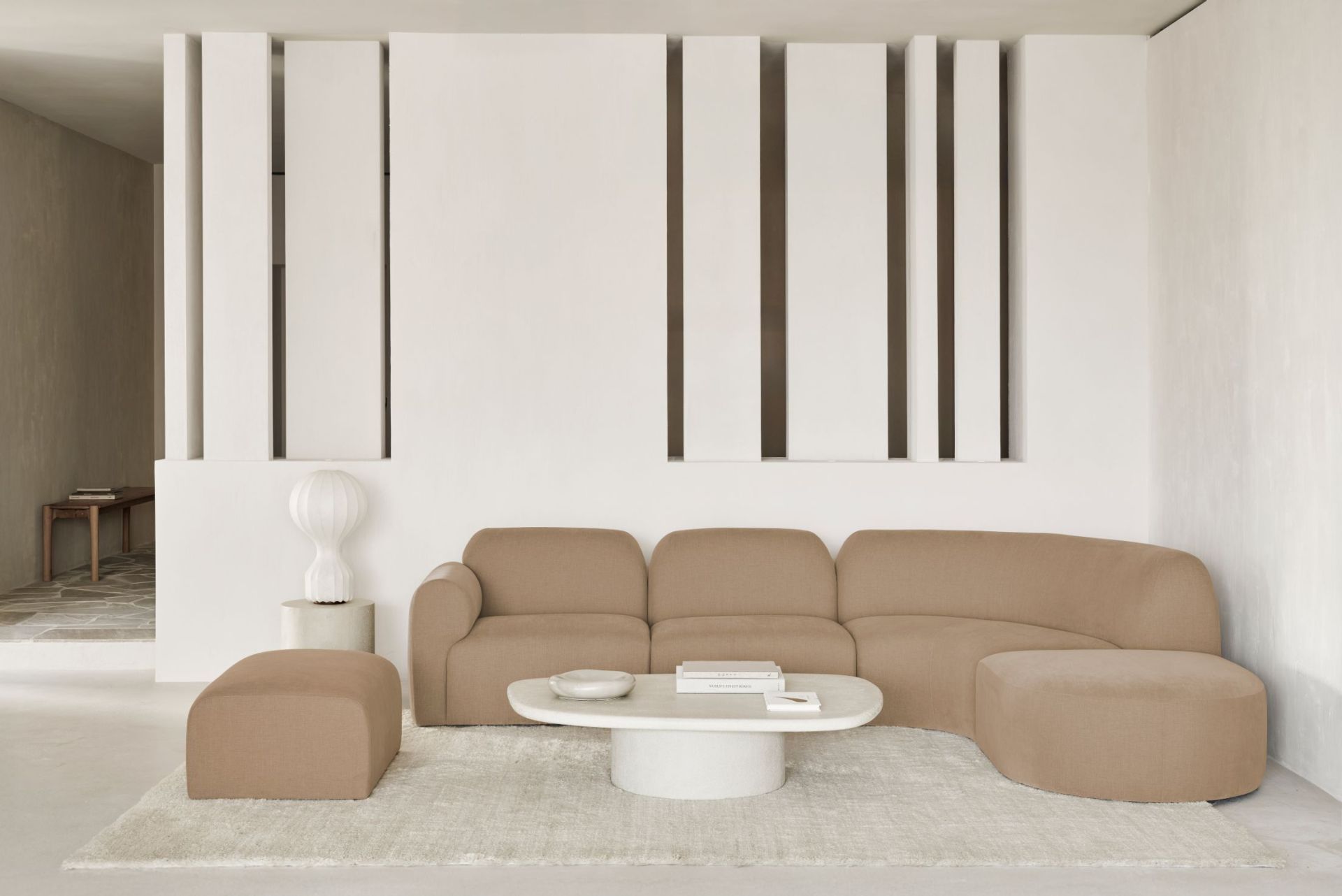 Bulky Polsterhocker Light Sepia von Ethnicraft im Wohnzimmer, bequemer Sitzhocker in Beige.