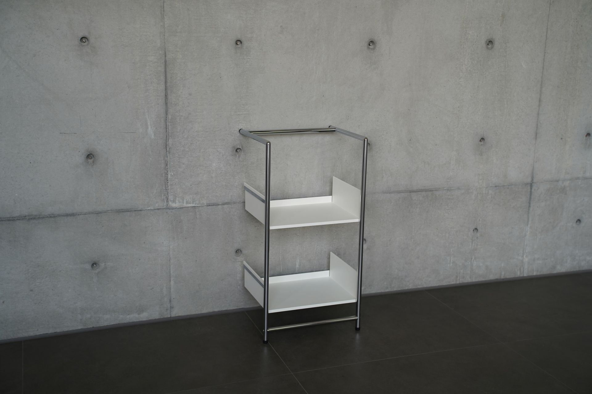 Pool 82 S Leaning shelf / Shoe rack Mox