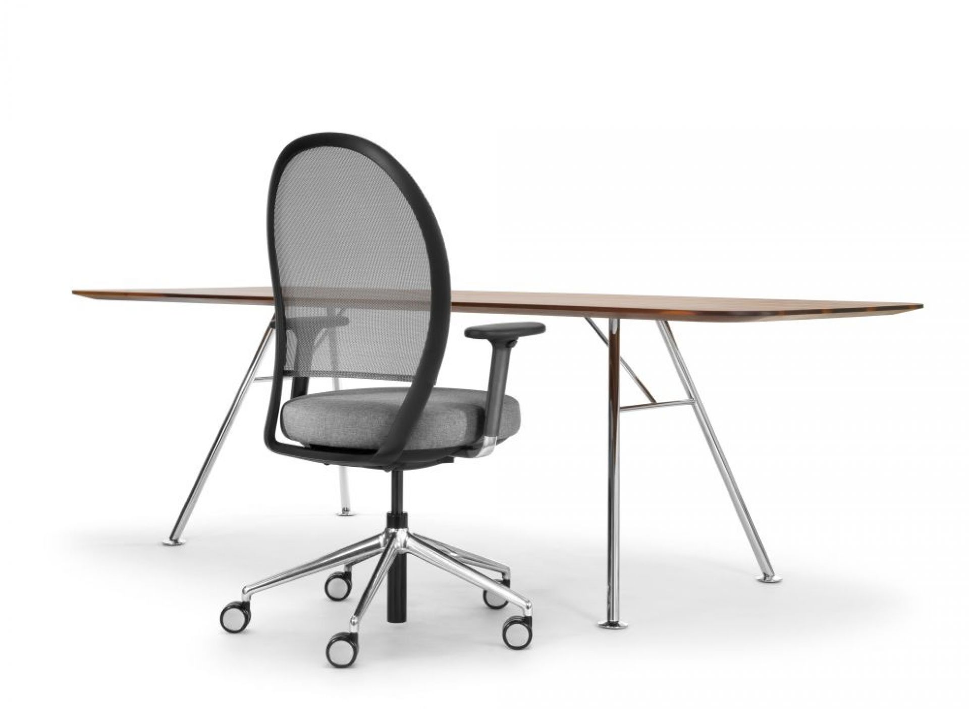 Akio Steel Table Girsberger