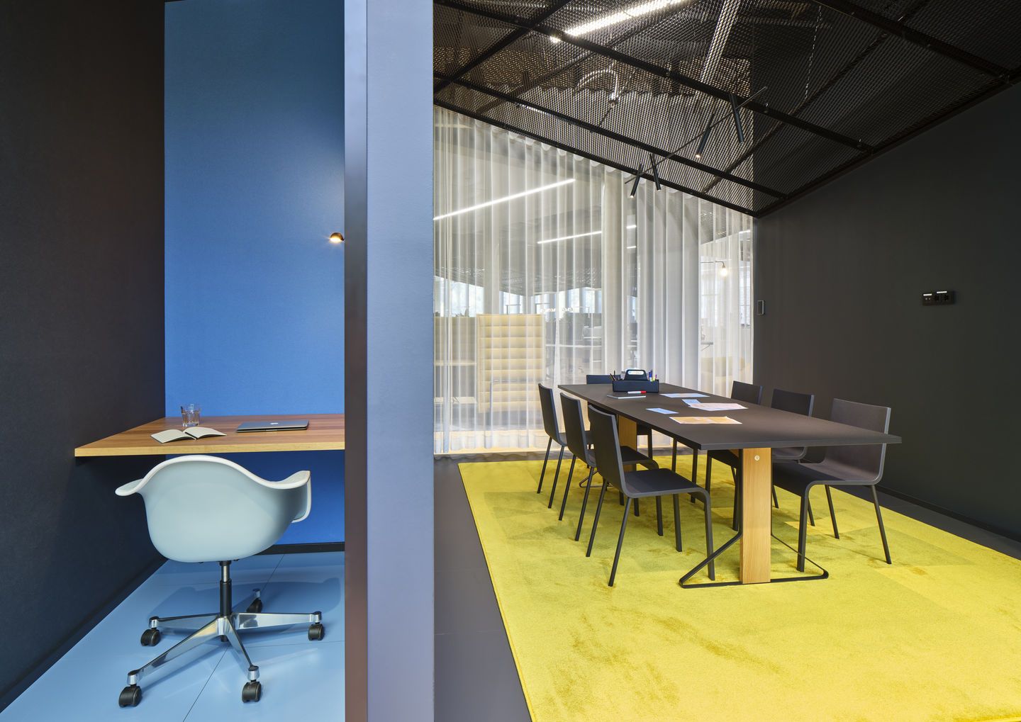 Büro mit Eames Plastic Arm Chair PACC Stuhl von Vitra, hellblau, mit Rollen.