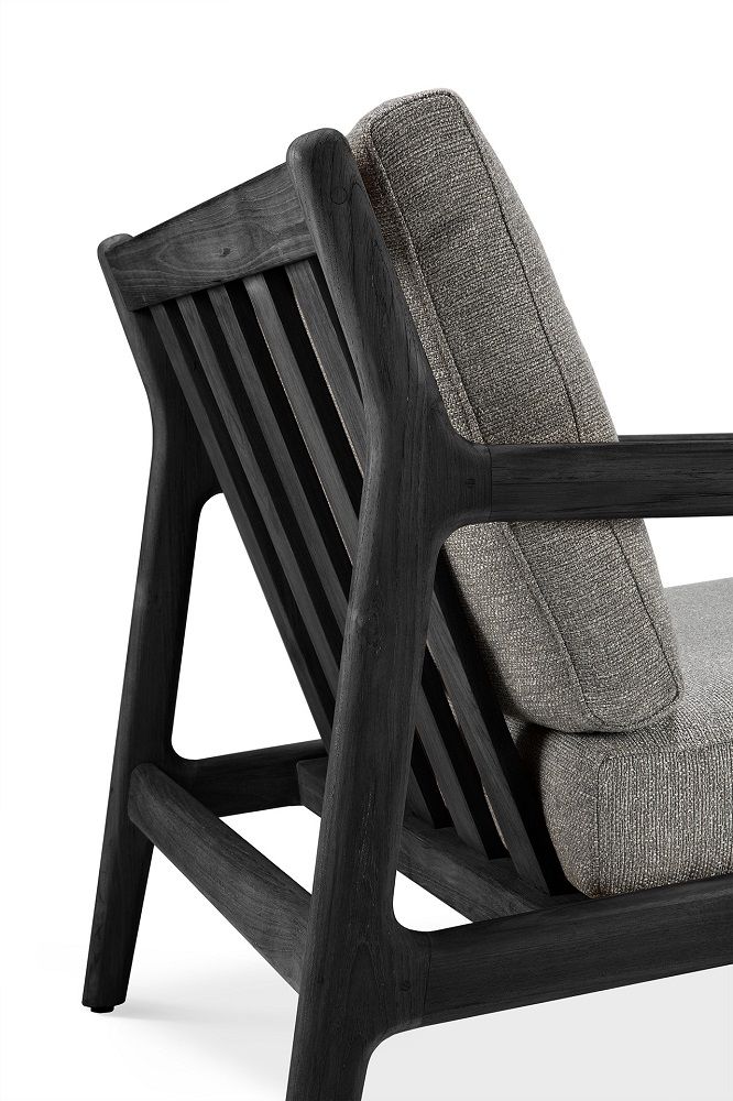 Detailansicht: Jack Outdoor Loungesessel aus schwarzem Teakholz mit bequemen, grauen Kissen.