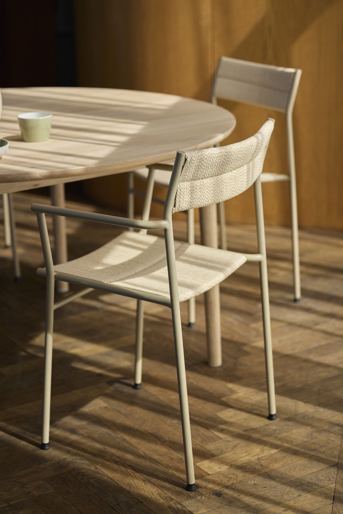 Vev Dining Chair mit Armlehnen von Northern, skandinavischer Armlehnstuhl aus Holz und Textil.