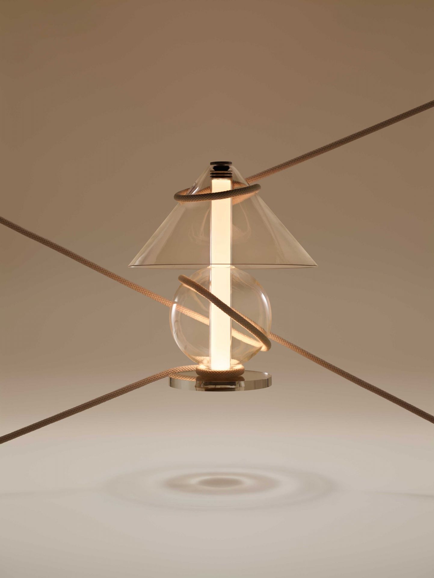 Fragile table lamp marset