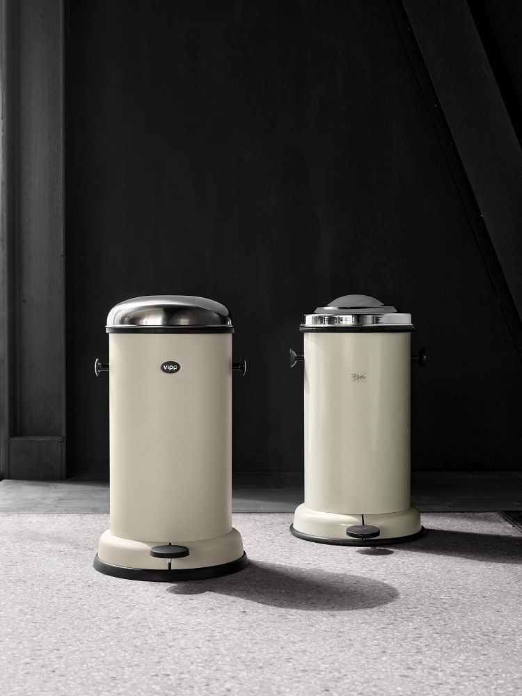 Zwei Vipp Treteimer 30L in Beige, hochwertige Mülleimer für Küche und Bad.