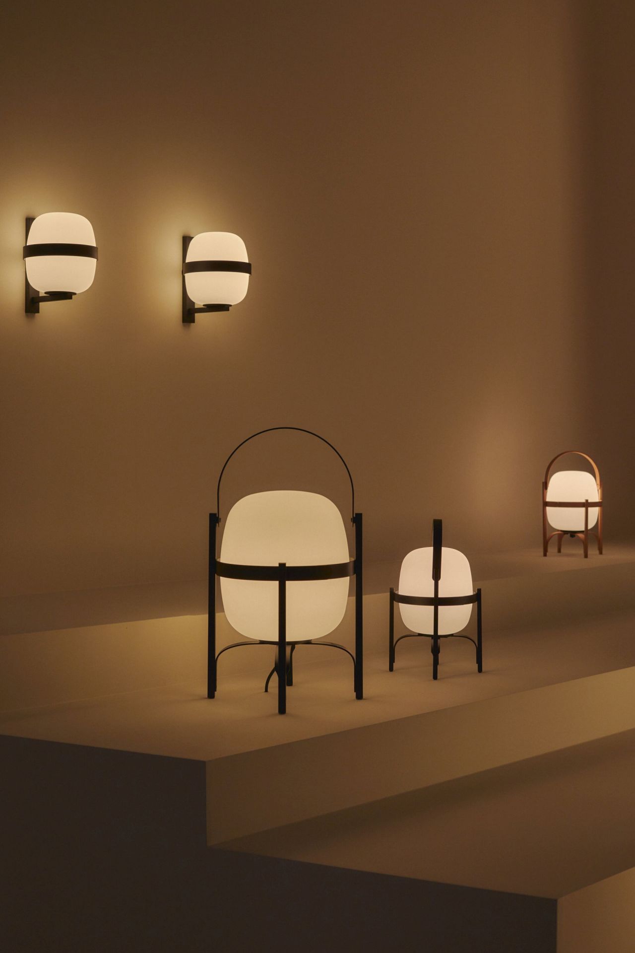 Wally Cestita wall lamp black Santa & Cole