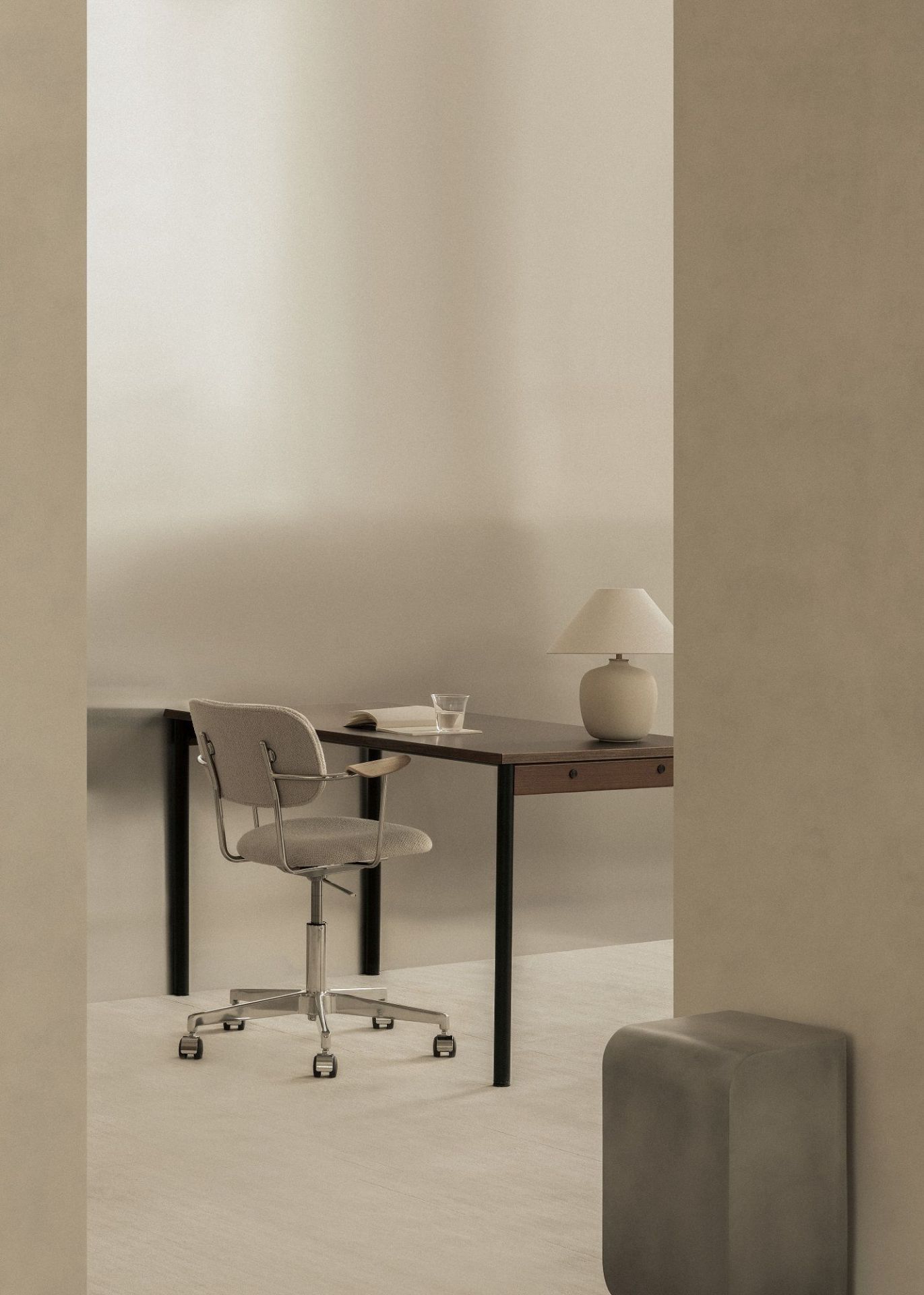Audo Copenhagen Volume Side Table in grau neben einem Schreibtisch mit Stuhl und Lampe.