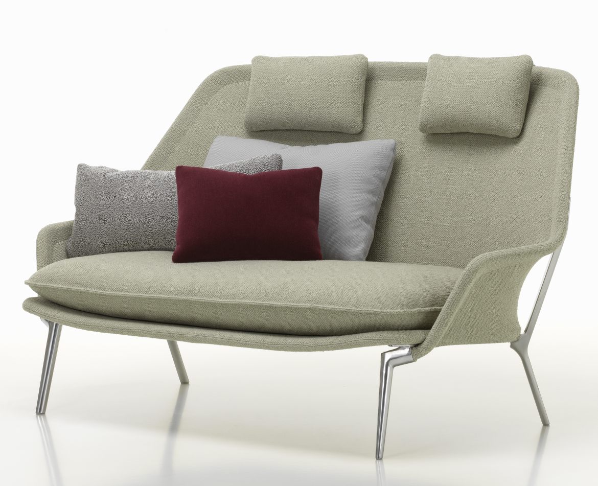 Vitra Slow Sofa aus Stoff in Hellgrün mit Kissen in Grau und Rot.