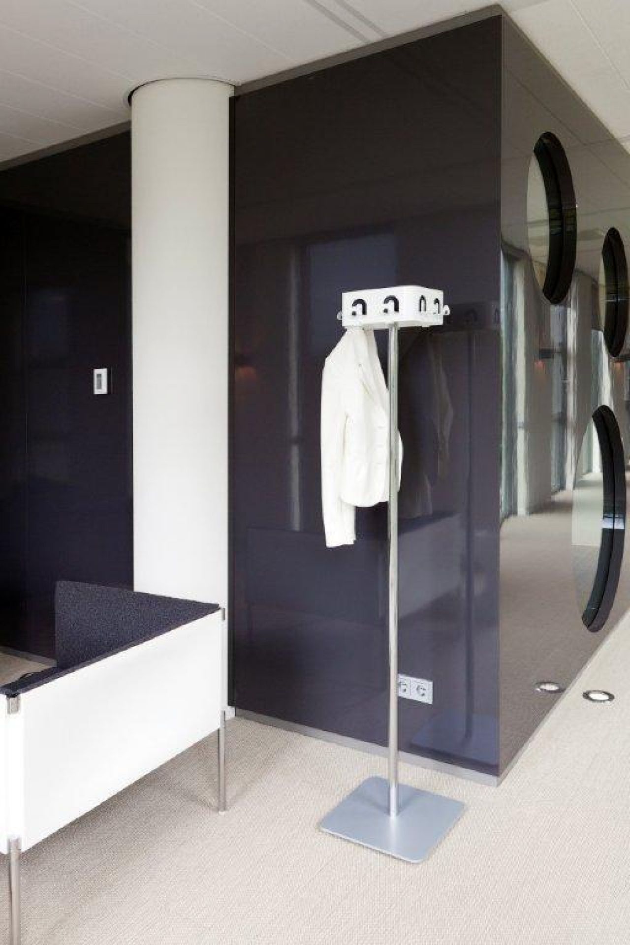 Flow Square clothes stand Cascando