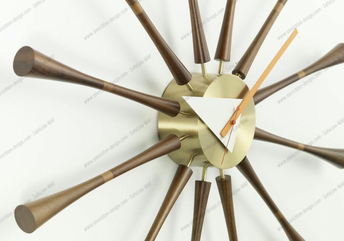 Nahaufnahme der Vitra Spindle Clock Wanduhr mit Holzspindeln und goldenem Zifferblatt. Designklassiker für Wohnzimmer.