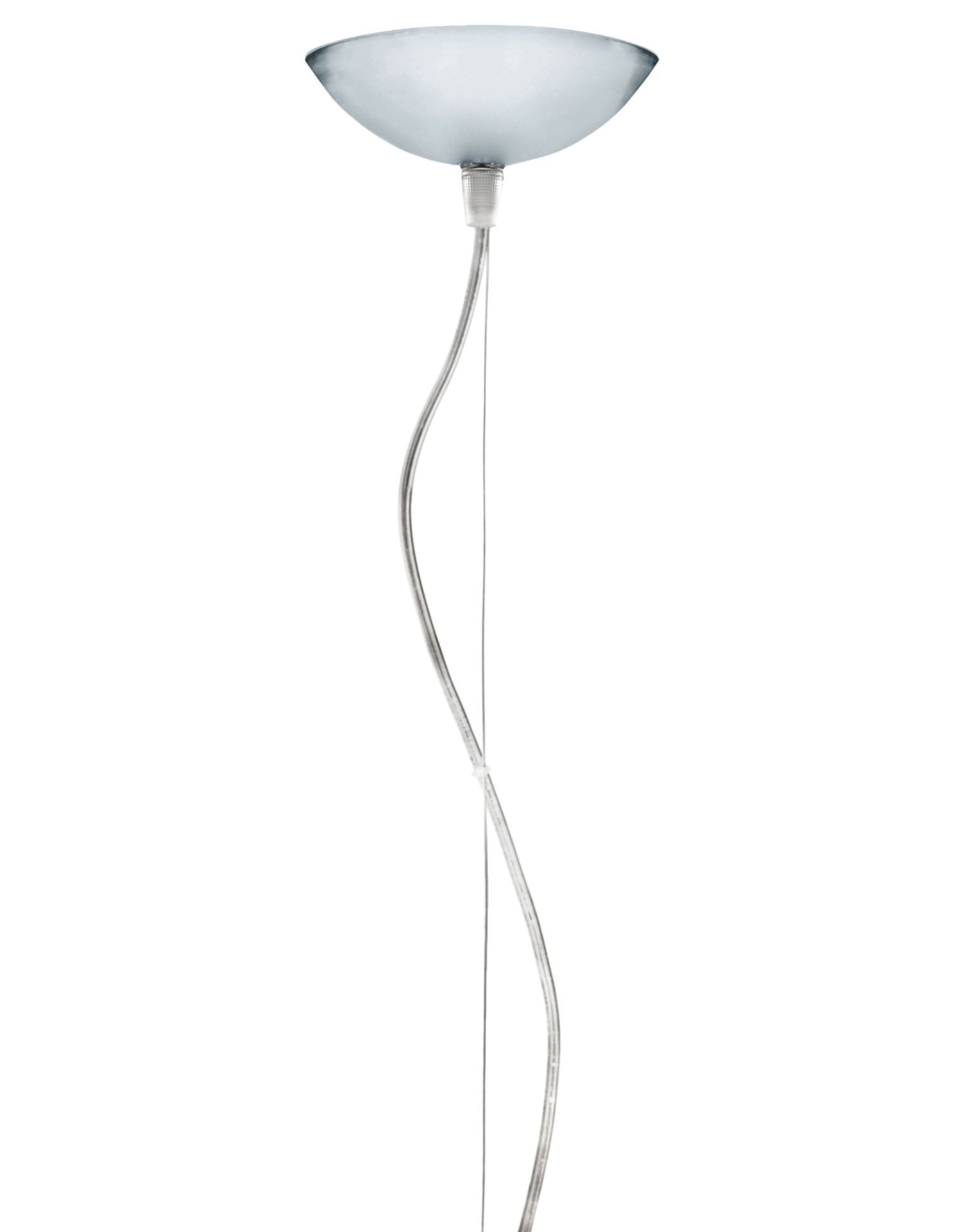 Nahaufnahme der Kartell Fly Pendelleuchte in Metallic, modernes Design für Wohnzimmer und Esszimmer.