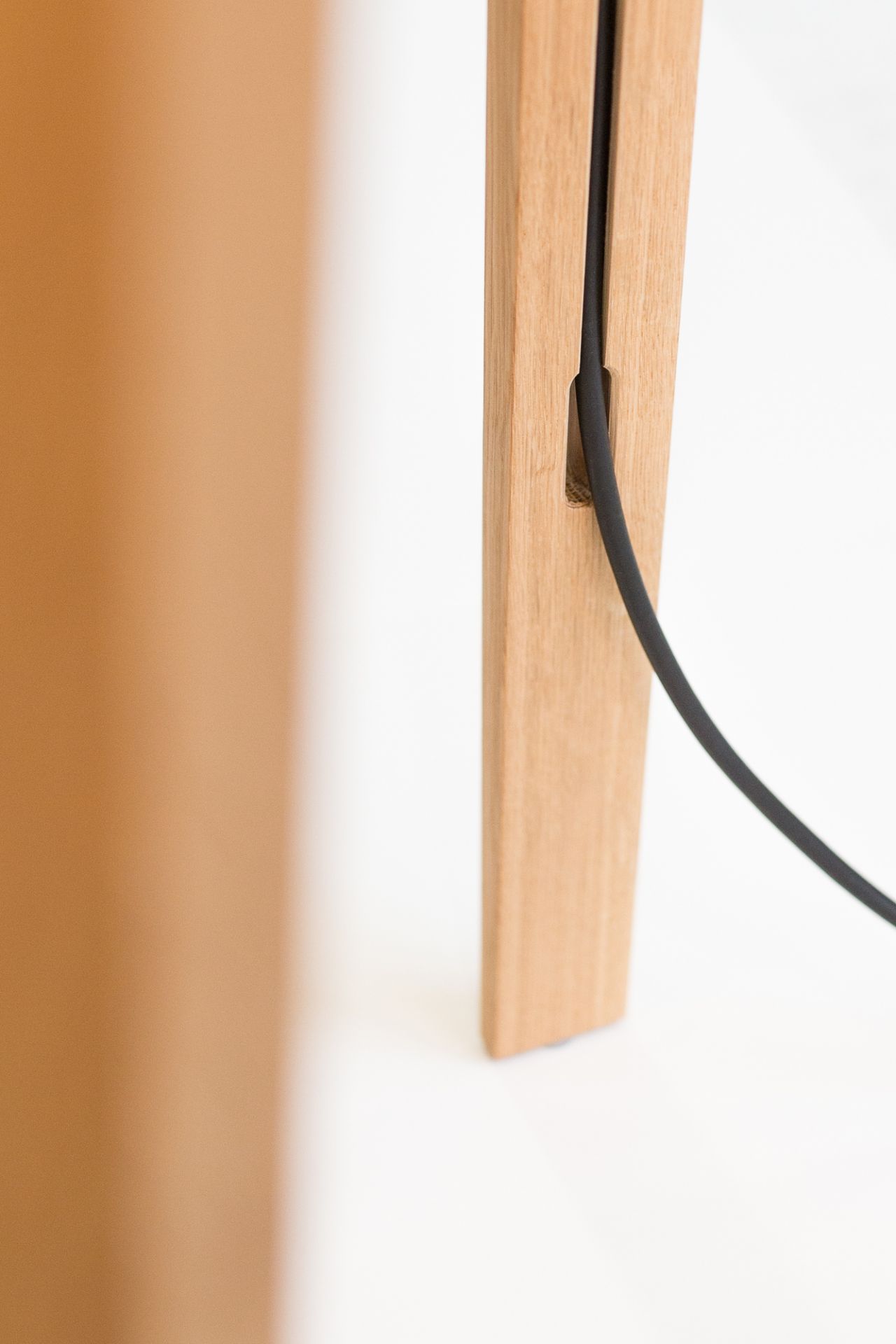 Luca Lean leaning lamp natural oak / white Maigrau