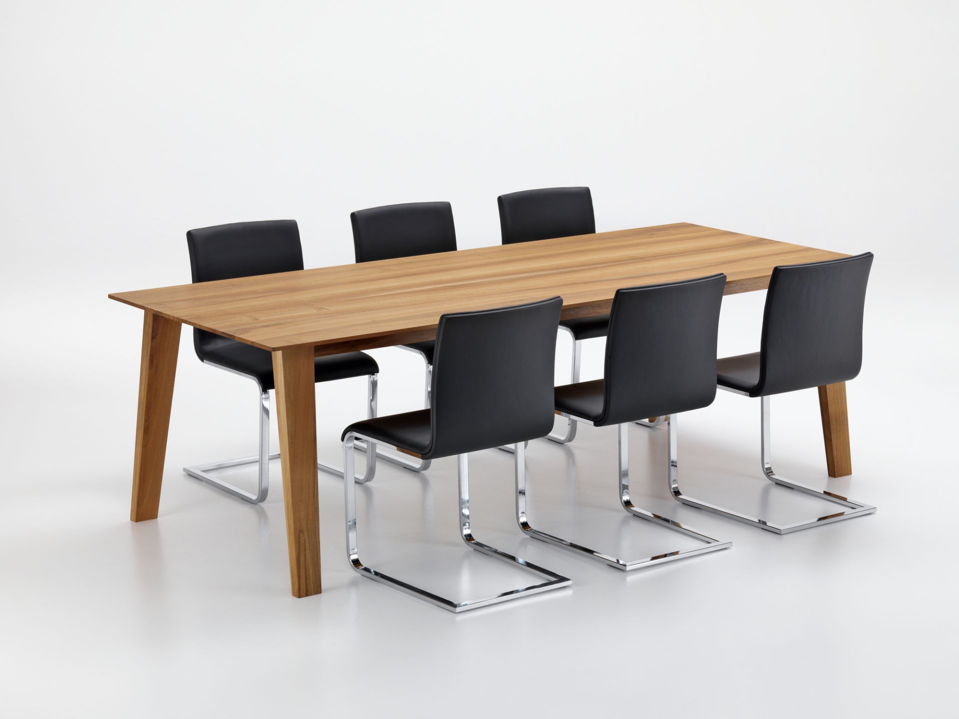 Lynn S chair Girsberger