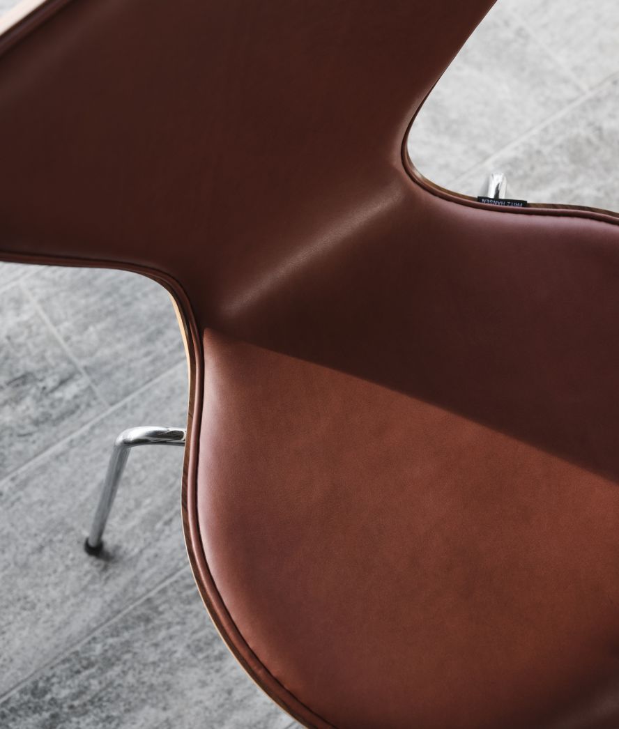 Seven / Series Chair 3107 Fritz Hansen Anniversary Model Leather Grace Chestnut