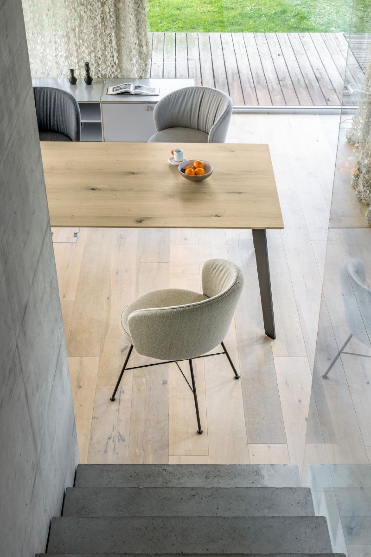 Linar Table Girsberger