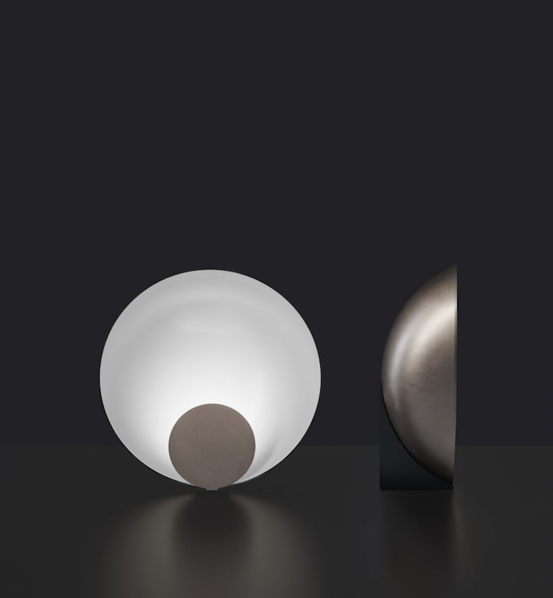 Siro Tischleuchte von Oluce, mattschwarz und satin bronze, modernes Design für Wohnzimmer und Schlafzimmer.