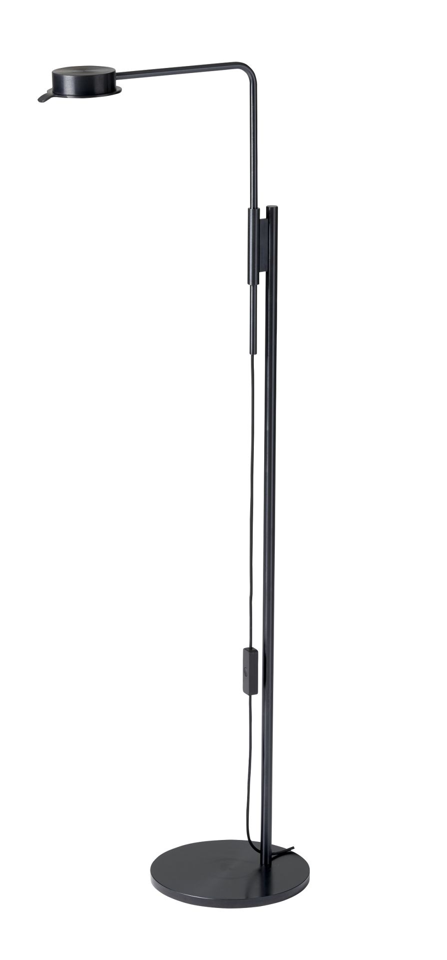 Schwarze w102 Chipperfield Stehleuchte von wästberg: Moderne, höhenverstellbare Bodenleuchte mit rundem Fuß und minimalistischem Design.
