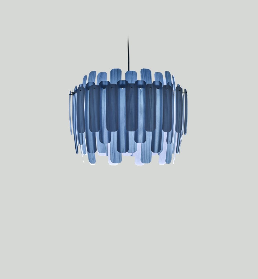 Blaue Maruja Pendelleuchte von LZF Lamps: Moderne Hängelampe aus Holzfurnier für Wohnzimmer.