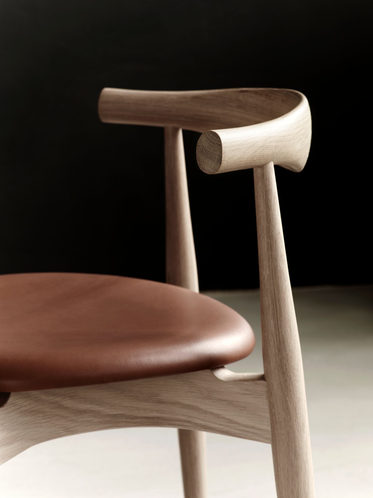 CH20 Elbow Chair upholstered Carl Hansen &amp; Søn frame oak soaped seat leather thor 325