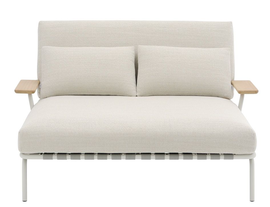 Muuto Settle Lounge Bed: Moderne Outdoor Liege mit hellbeigem Stoffbezug und hellen Holzarmlehnen.