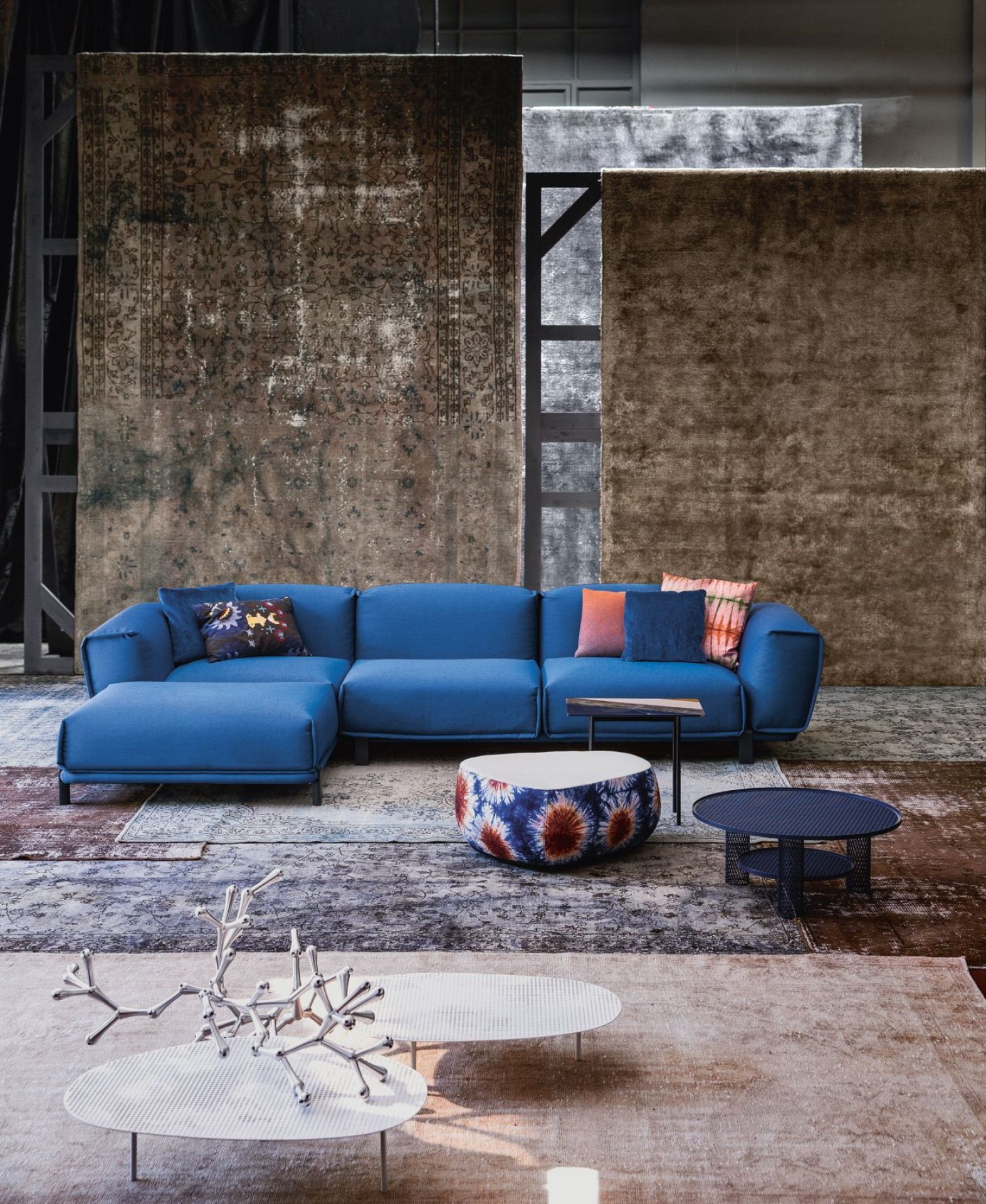 Blauer Moroso Beistelltisch "Net" im Interieur mit Sofa und Teppichen. Moderner Design Beistelltisch.