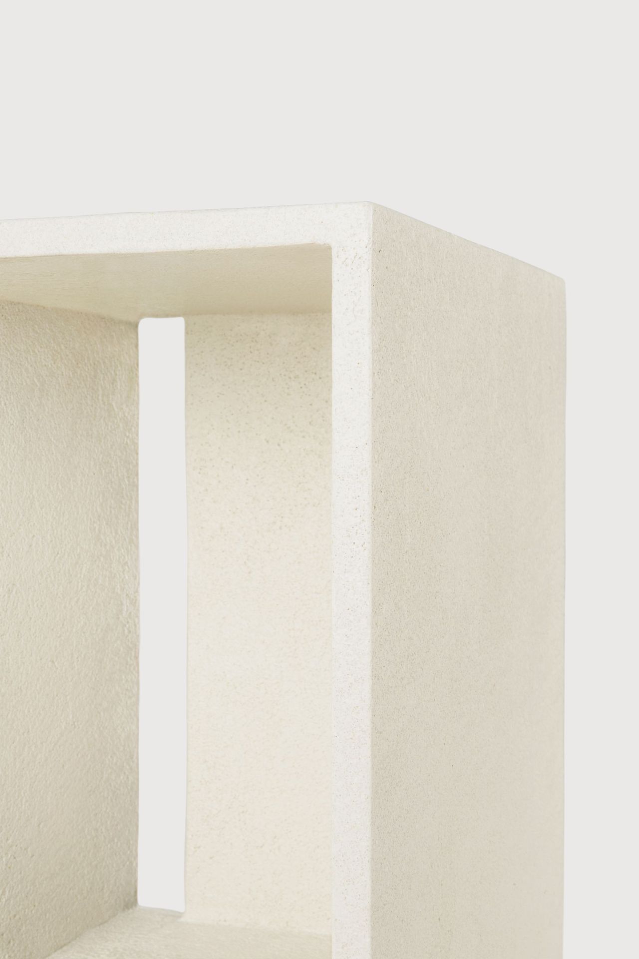Detailaufnahme des Ethnicraft Elements Nachttischs in Beige, moderner Nachttisch mit minimalistischem Design.