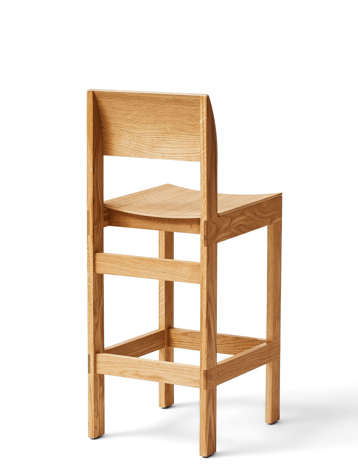 Sonder Barhocker 65 von Form & Refine aus Eichenholz, minimalistisches Design für Küche oder Bar.