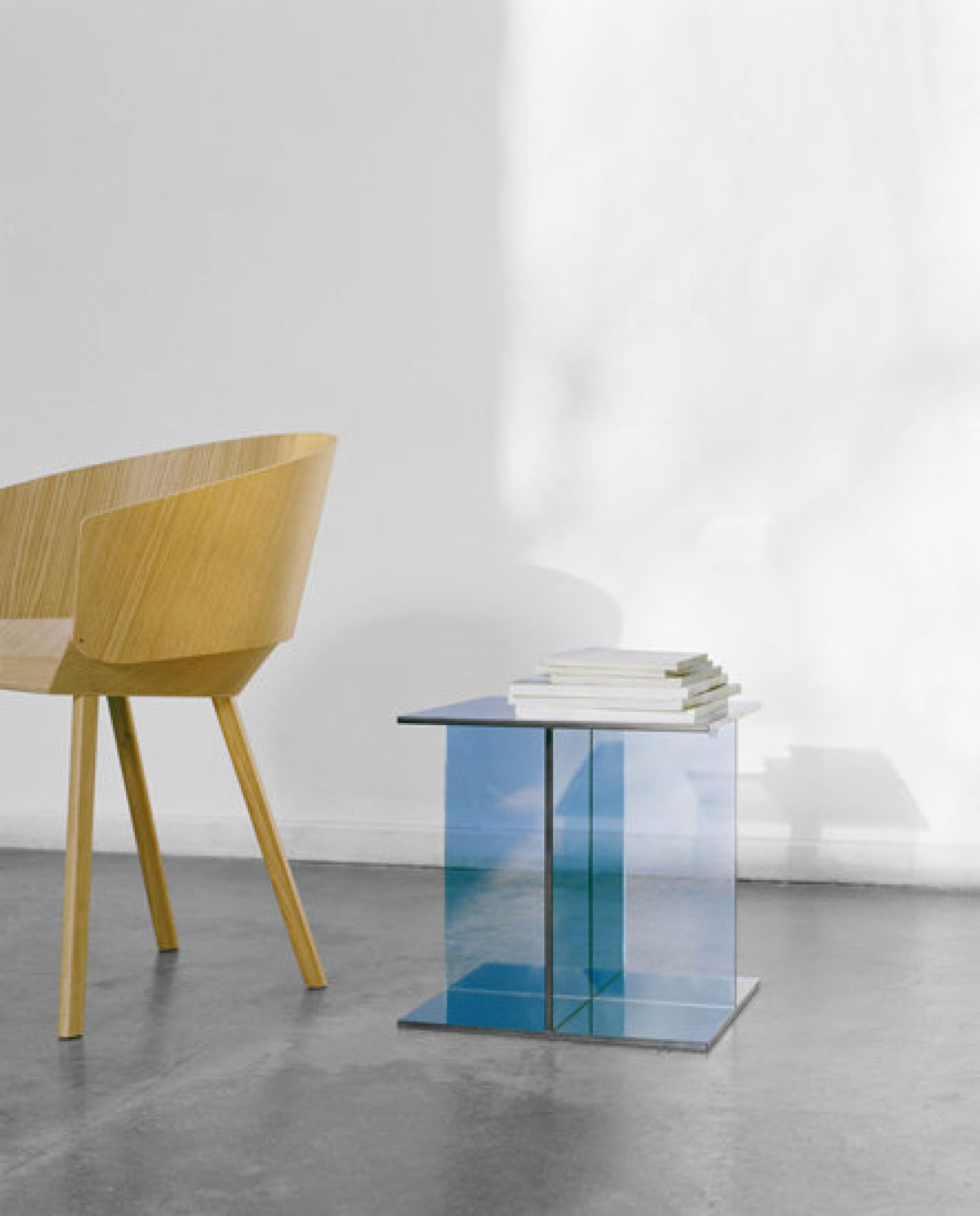 CT08 Vier side table by Philipp Mainzer dark blue e15