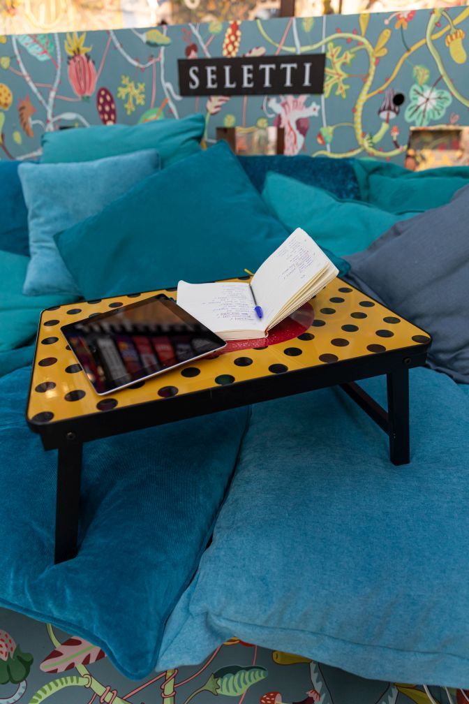 Toiletpaper Sofa Tray Foldable Seletti