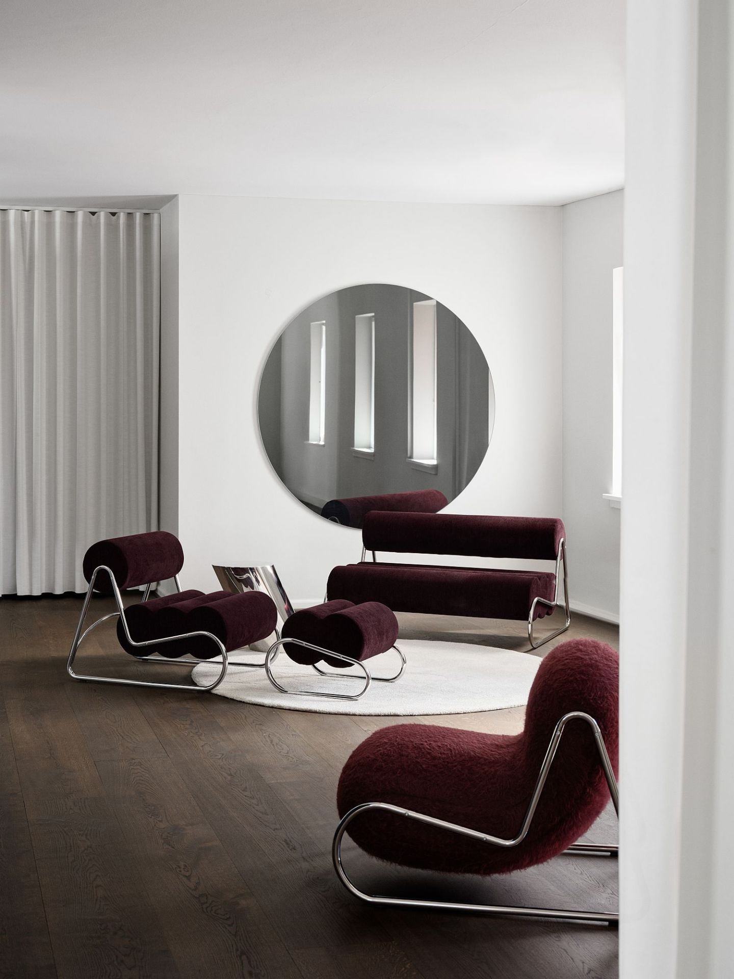 Fave Sofa von Norr11, 2-Sitzer in dunklem Rot mit schwarzem Gestell, modernes Wohnzimmer-Design.