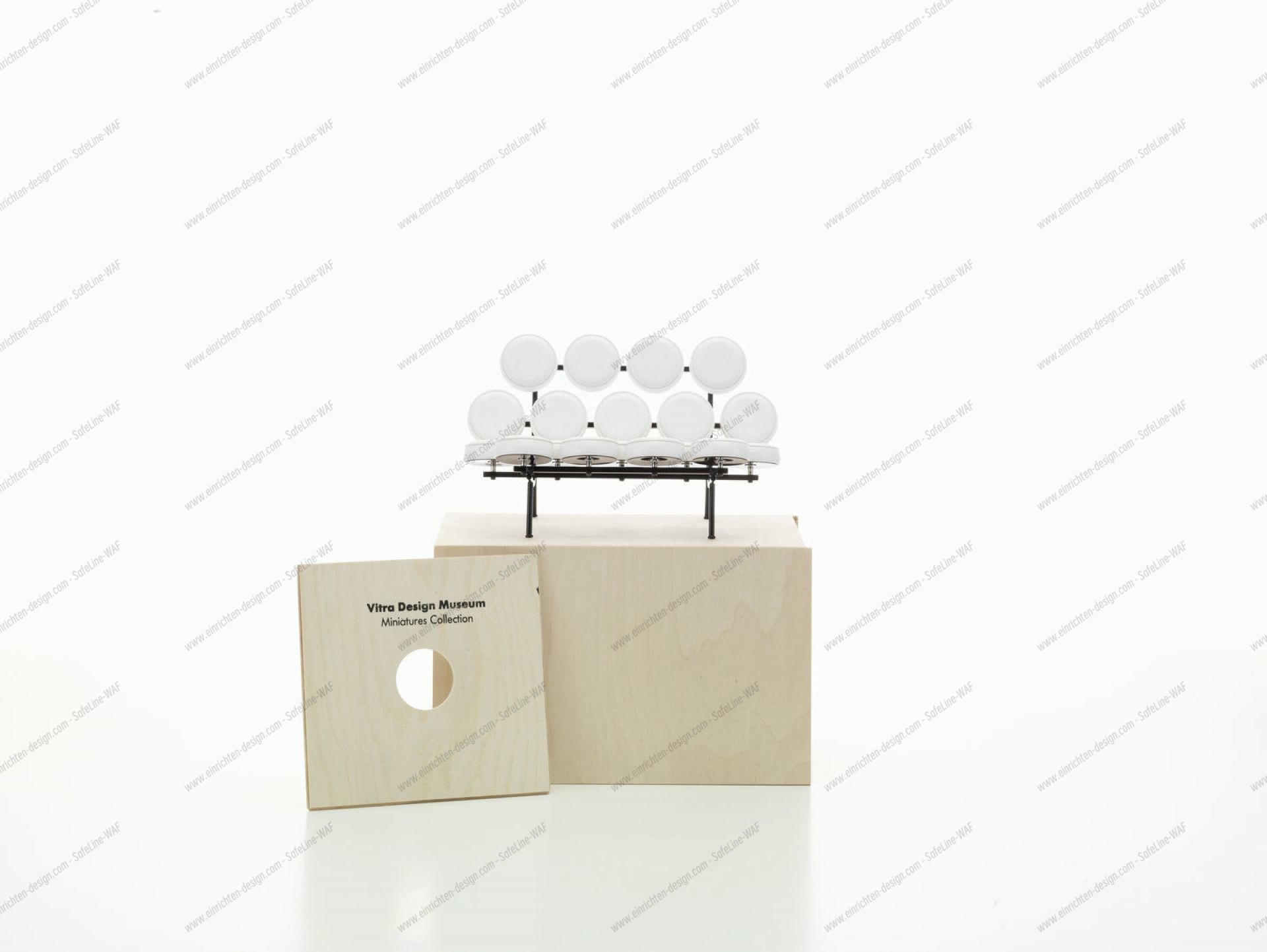 Miniatur Marshmallow Sofa von Vitra, Designklassiker mit weißen Polstern auf schwarzem Gestell.