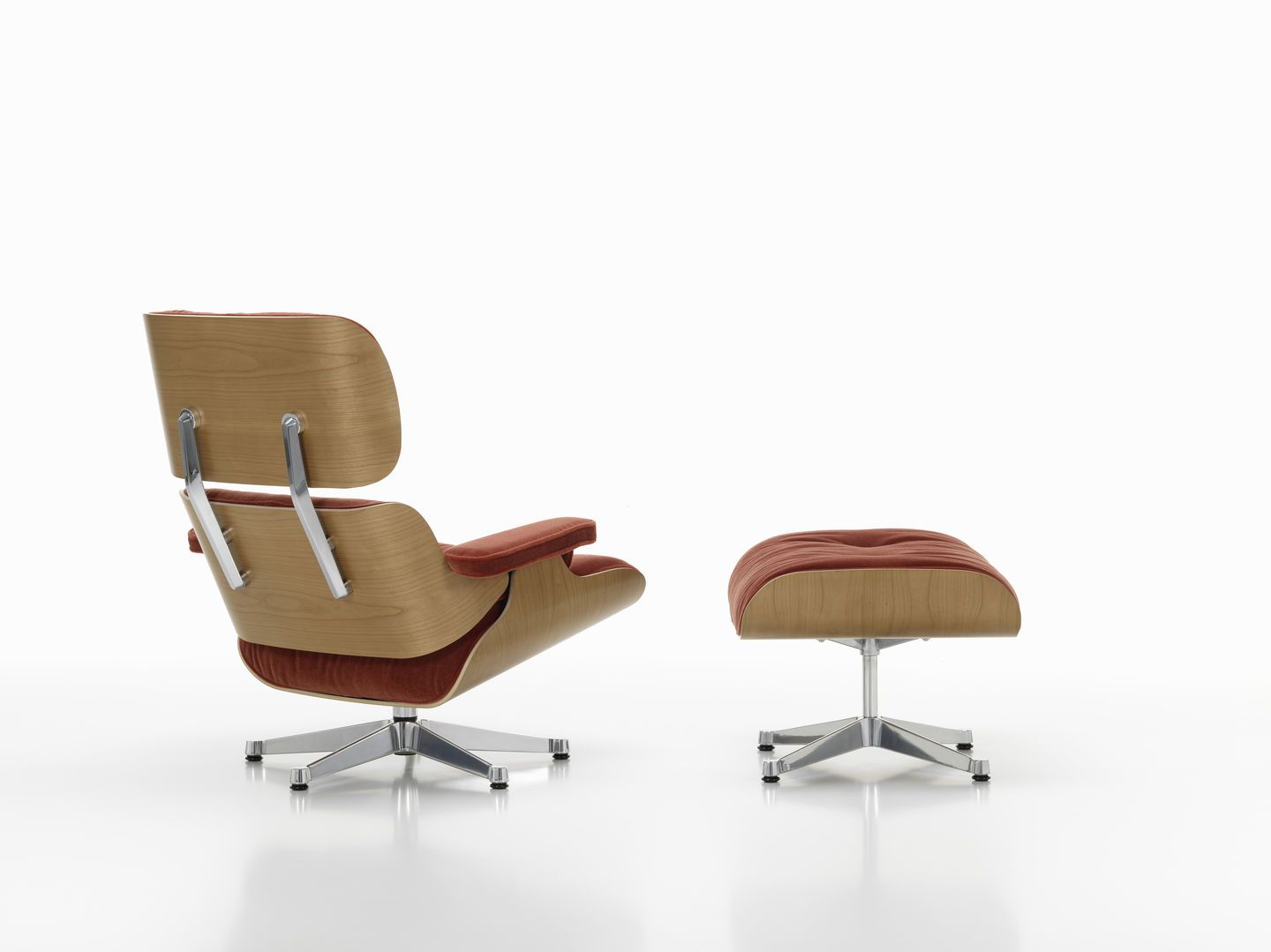 Eames Lounge Chair mit Ottoman in Holz und rotem Stoffbezug, Designklassiker von Vitra.