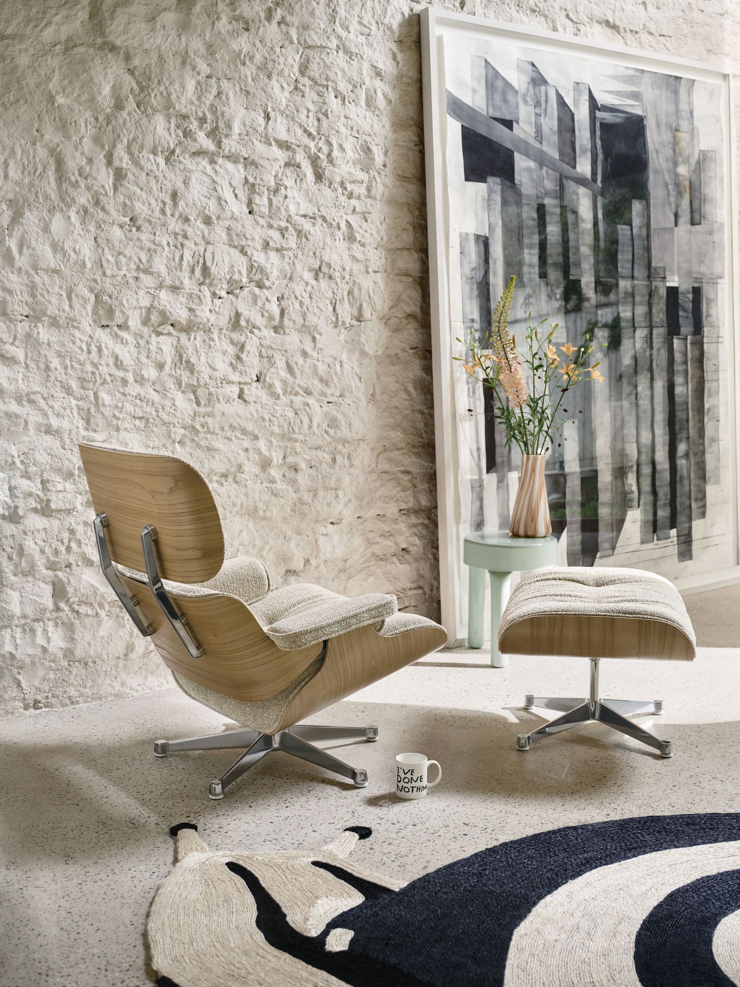 Eames Lounge Chair mit Hocker, hellem Holz, beigem Stoffbezug und Chromfuß, Vitra Designklassiker.