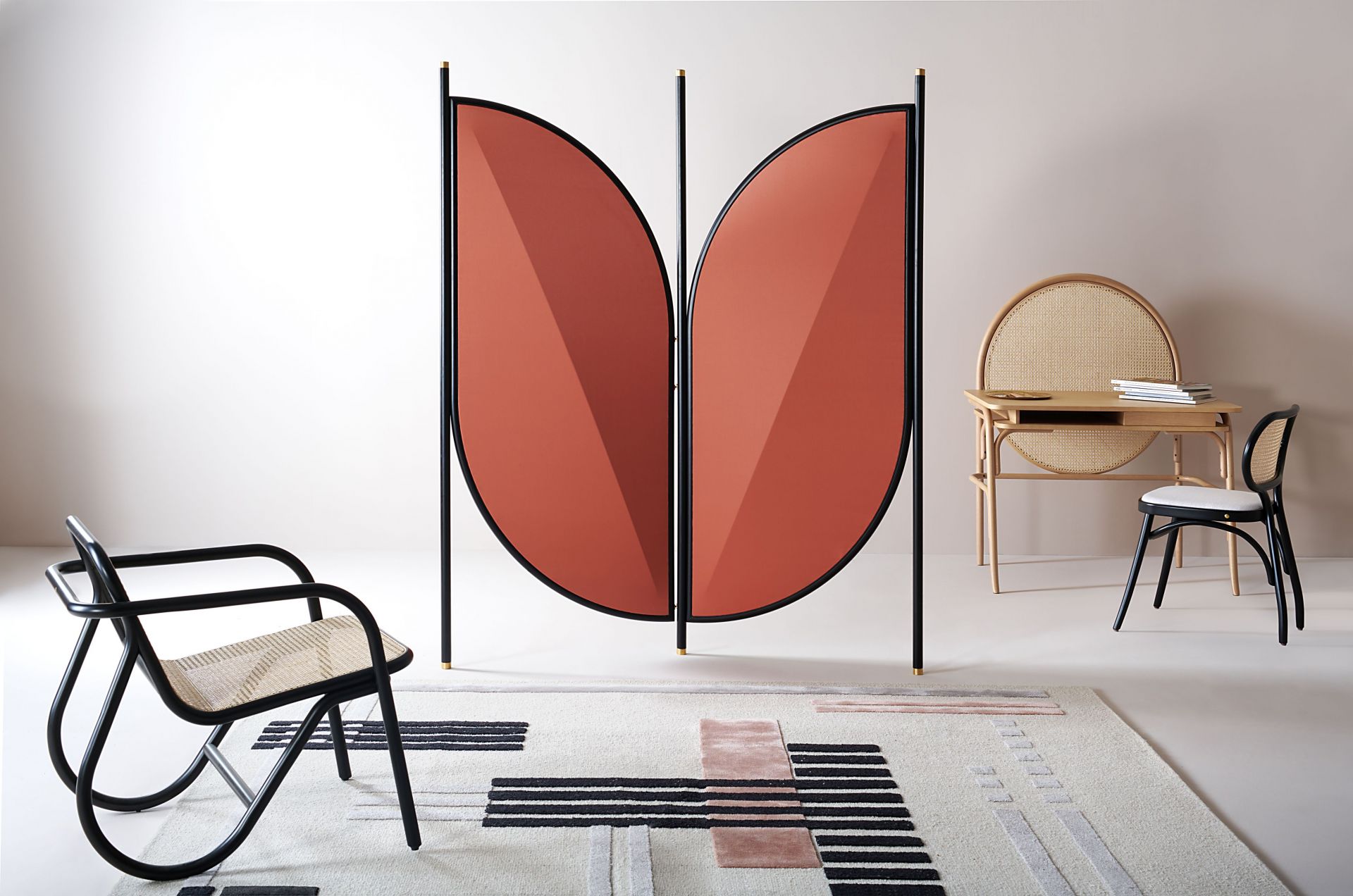 Feng Paravent Raumteiler von Wiener GTV Design mit terracottafarbenen Paneelen und schwarzem Rahmen.