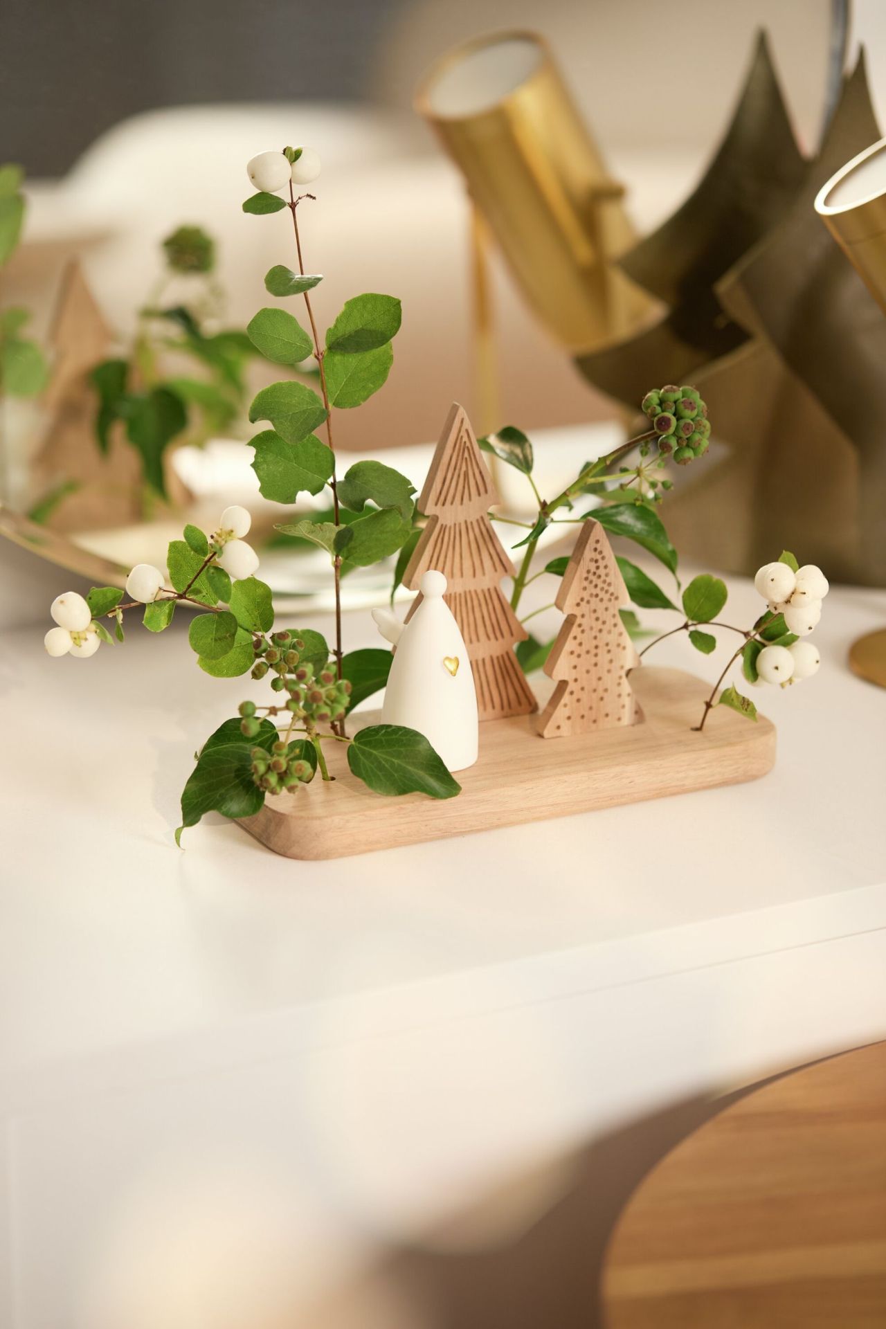Christmas scene, angels, wheels